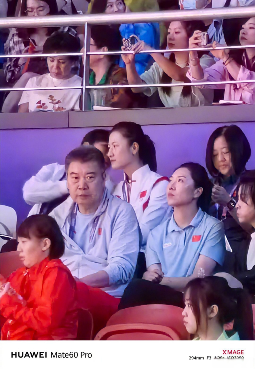丁宁李晓霞观战女团决赛   亚运会乒乓球女团决赛,国乒女团对阵日本
