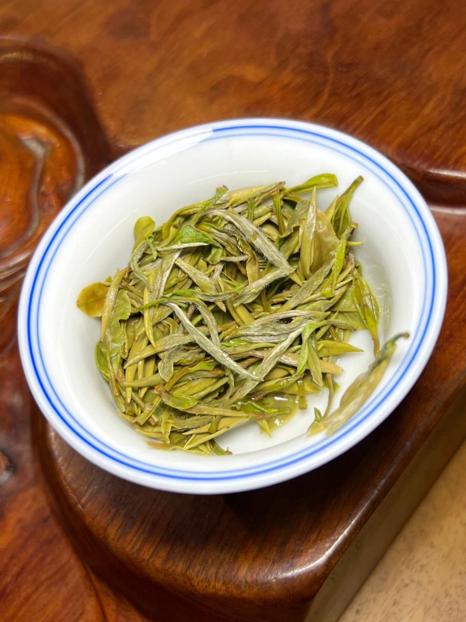 相信大家都会发现,在某些茶类的表面上,会覆盖着一层浓密的"毛毛".