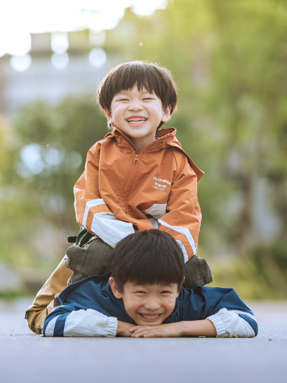 我们都是投去羡慕的眼光 羡慕一波 	 家有小男孩的 给他们拍照总是件