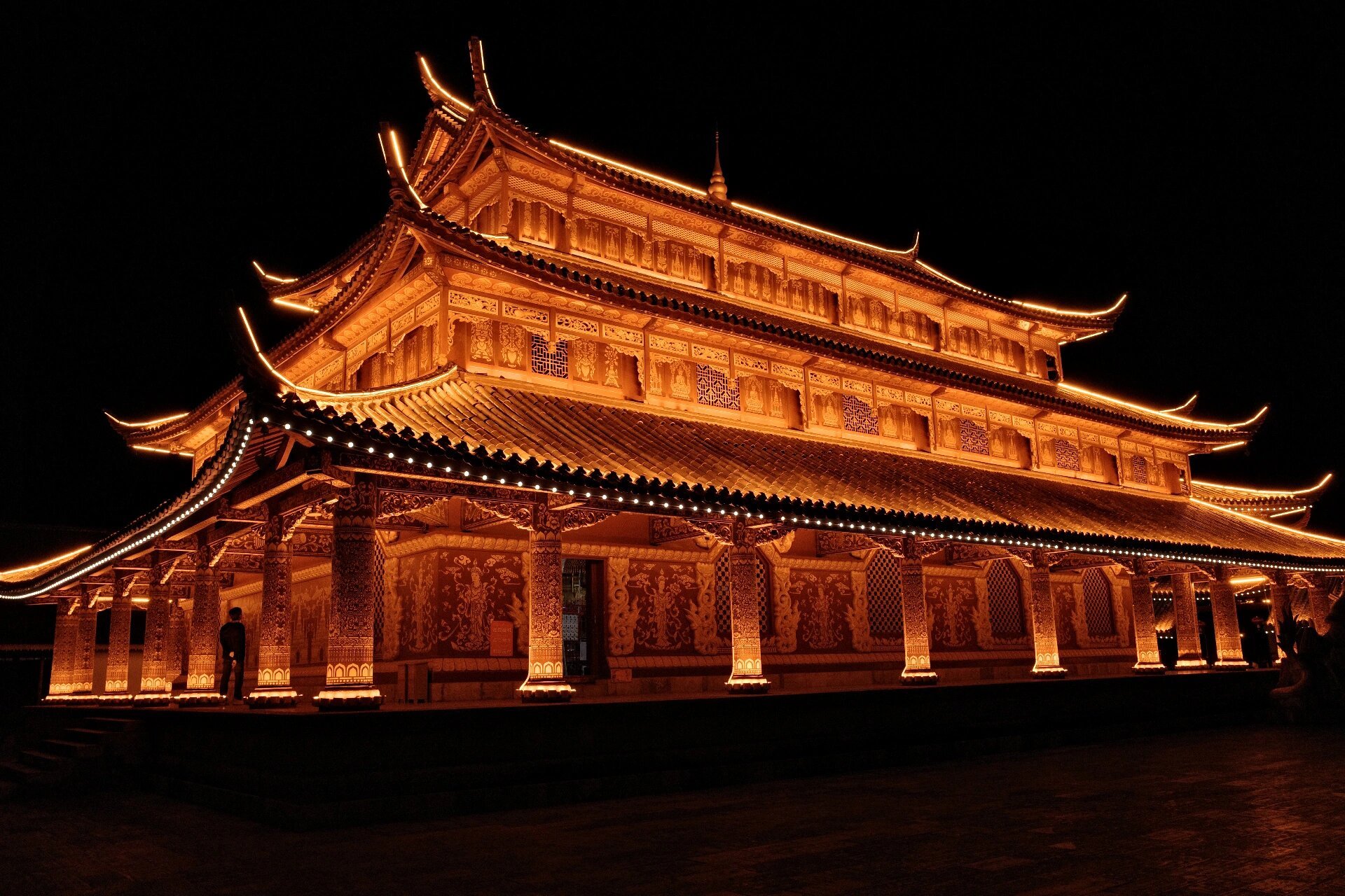 孟连佛塔群像 逛了孟连的总佛寺,中城佛寺,上城佛寺和大金塔