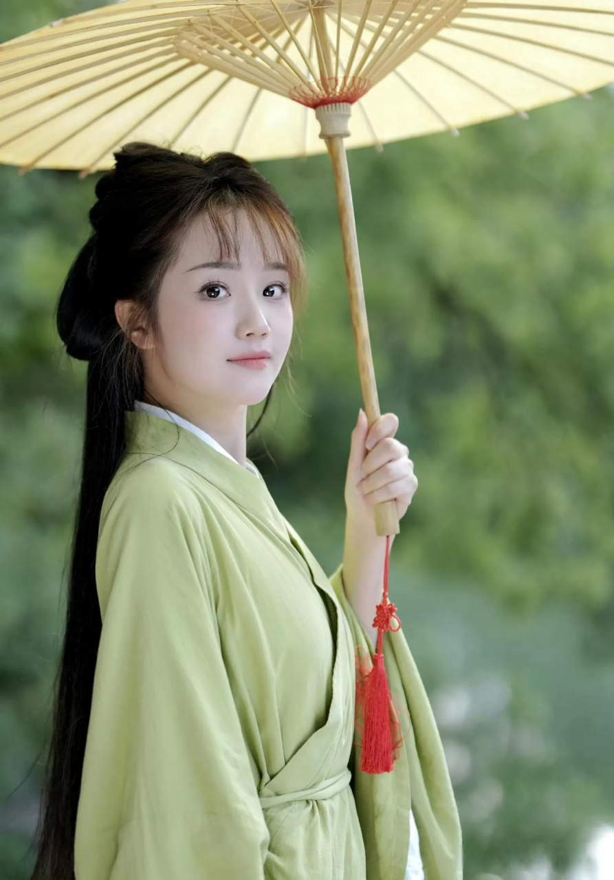 杨志雯在个人社交平台晒了一组古装相片,白皙的皮肤加上草绿色的服装