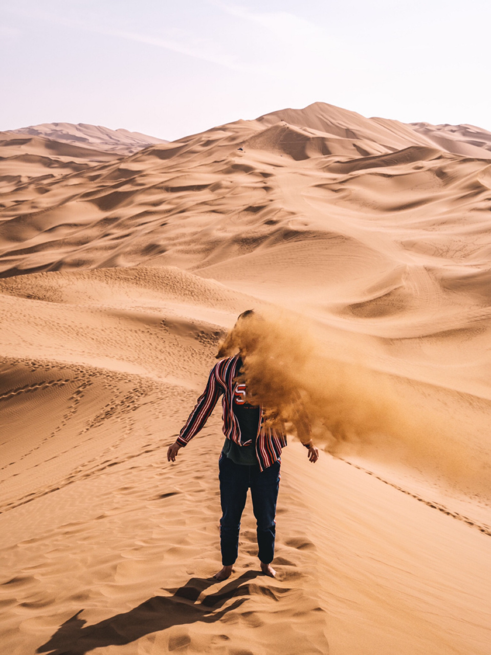 今天来分享新疆库木塔格拍出的沙漠大片,一点不输撒哈拉,迪拜～ .