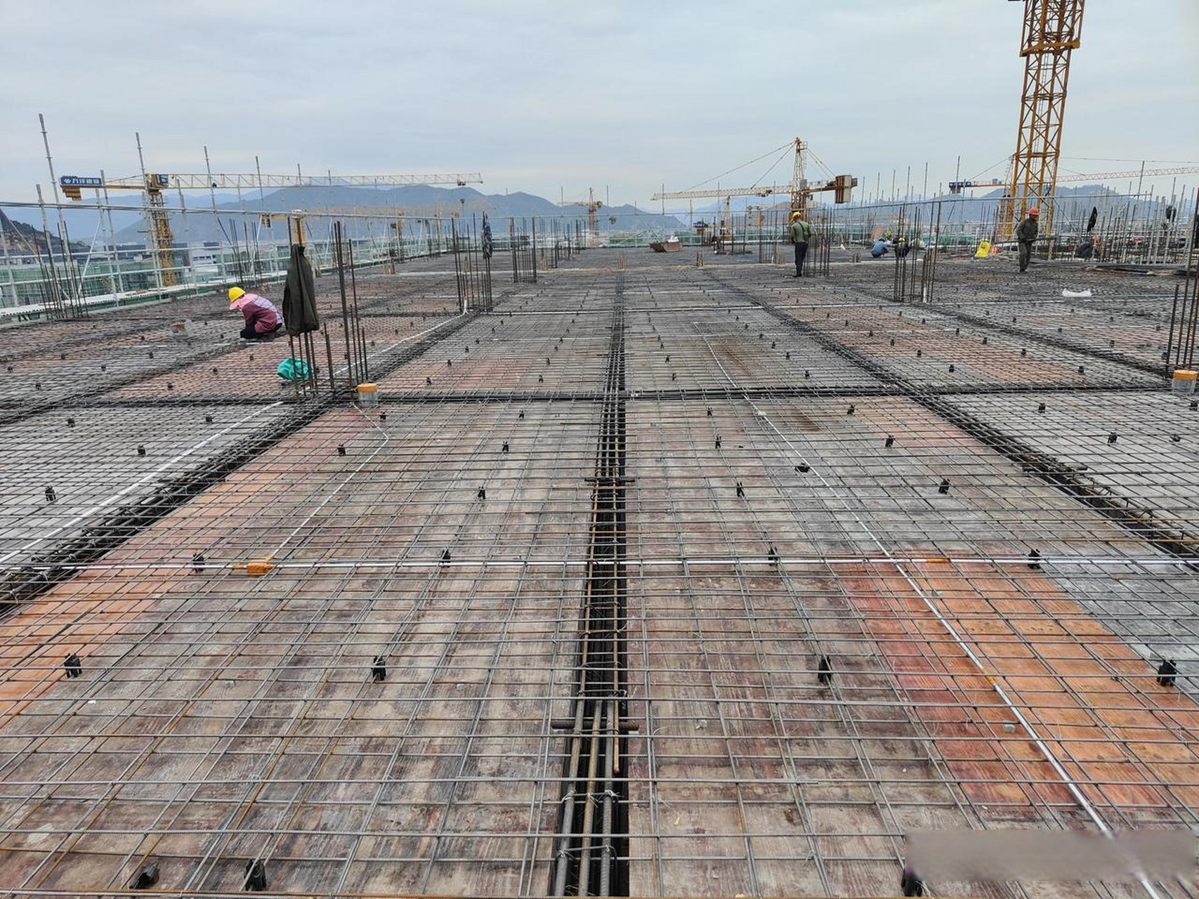 建筑施工 现在的工程越来越严了,大家看看下面这张图片,都有哪些问题?