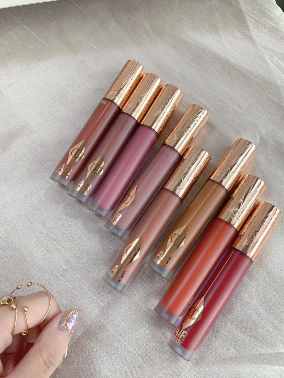 ct唇釉全试色来咯91live 光源:室内白天打光/ 黑底:对窗阳光77