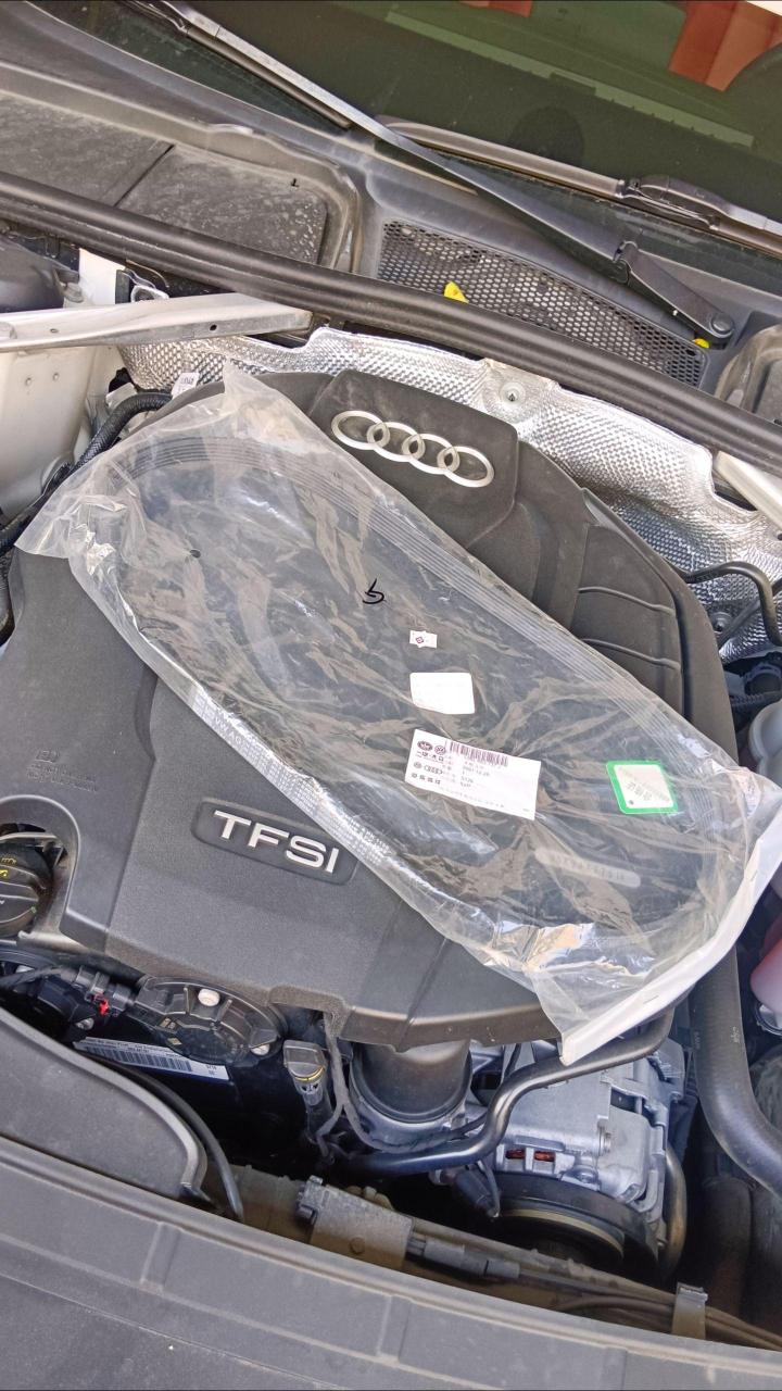 奥迪a4l 更换发电机压轮总成77发电机皮带