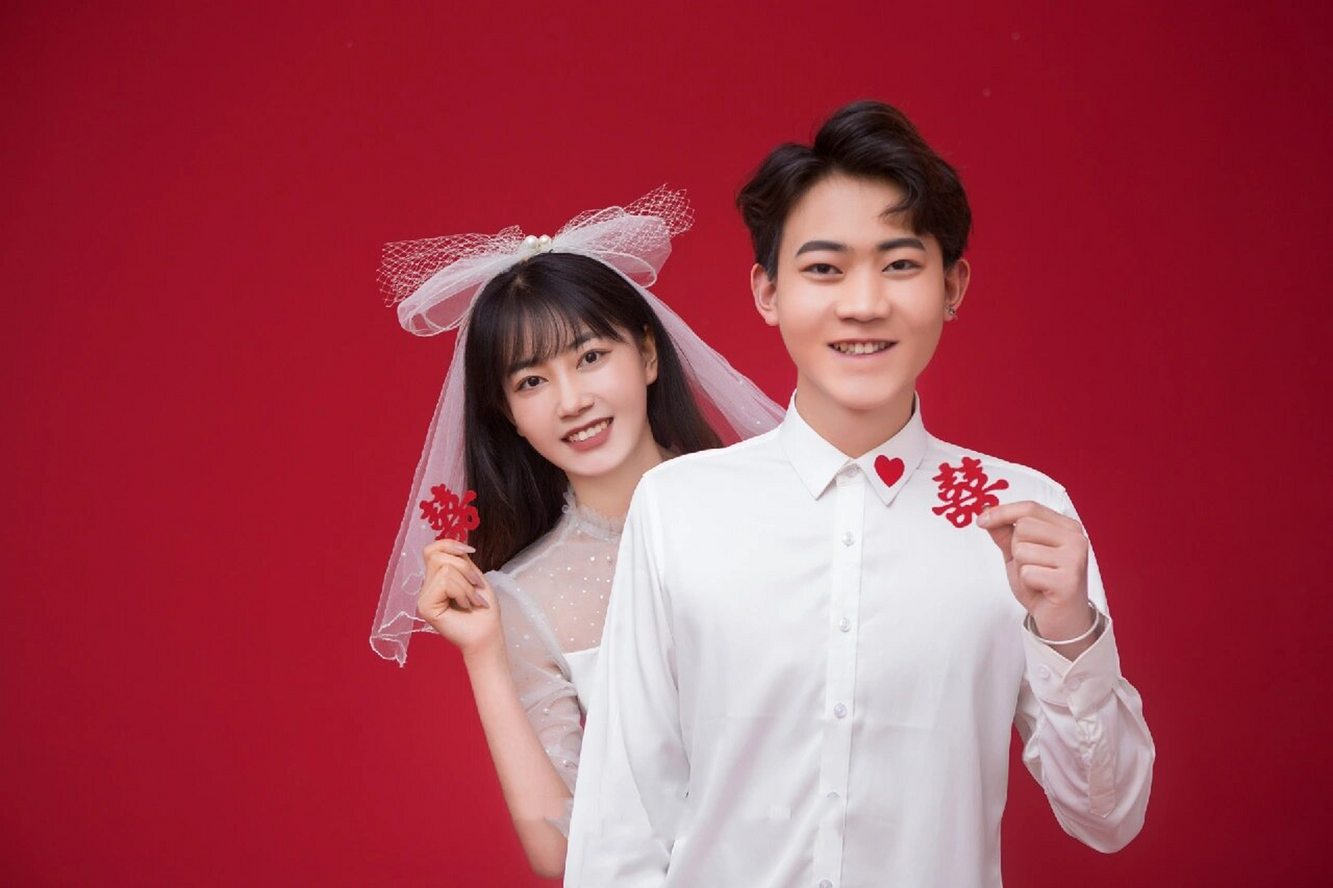 红底情侣照 红底情侣照 快到情人节啦,刷爆朋友圈的红底情侣照 还不