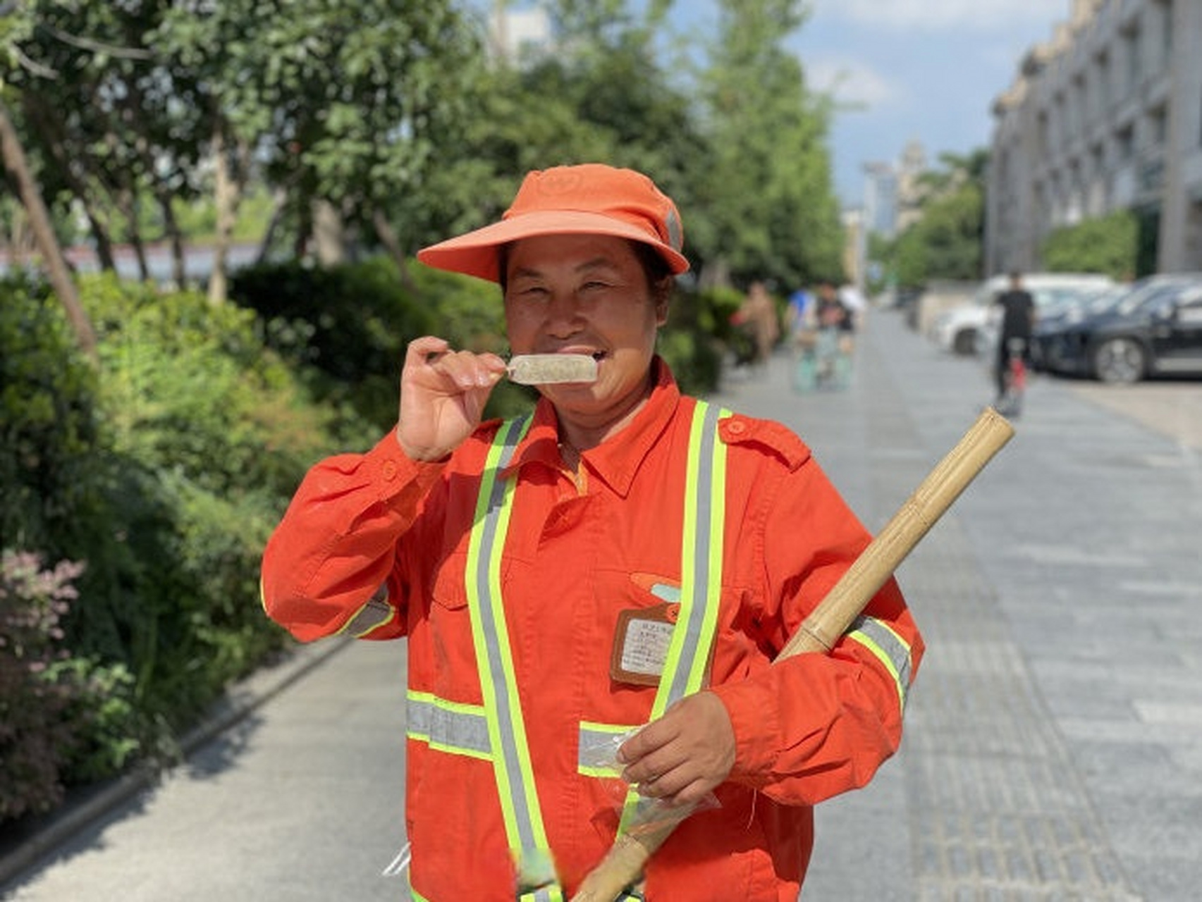 并将小伞形状的棒冰挨个送到一线环卫工人的手中