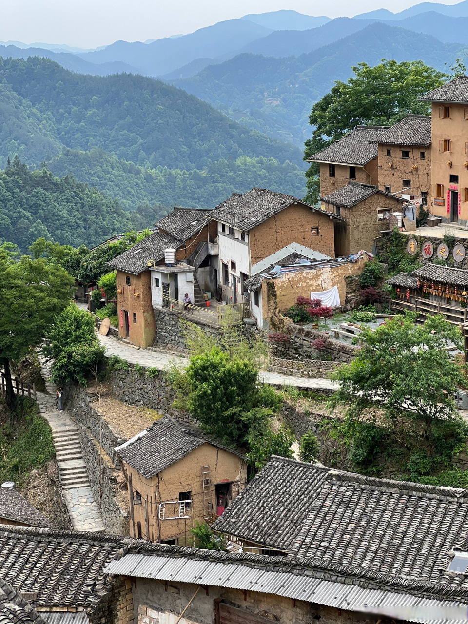 早就听闻在歙县皖南山区的群山之中,有一座依山而筑的古村落,这里四周