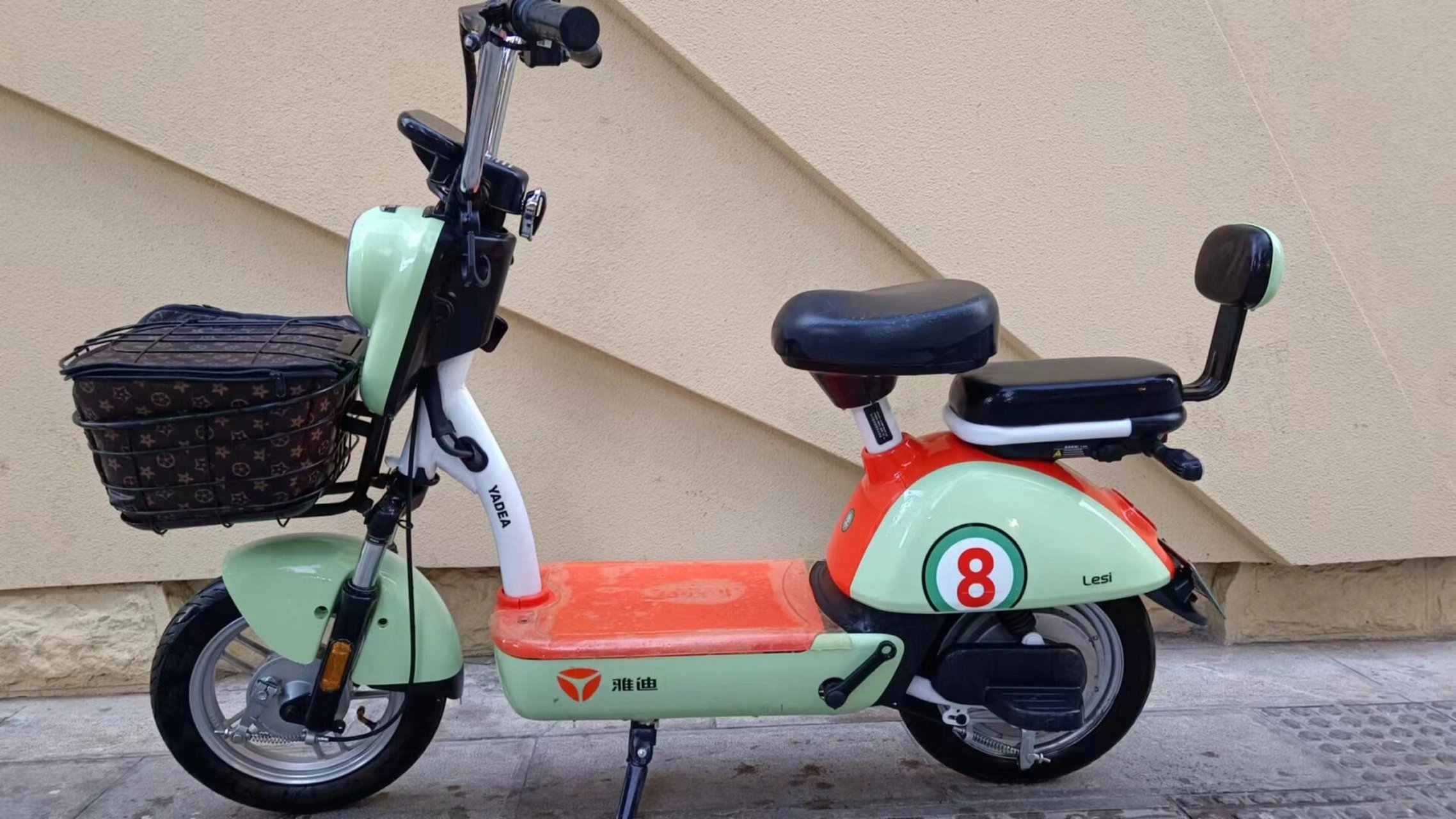 雅迪国标冠能领跑|48伏14安 九九新,雅迪国标冠能领跑版电动车.