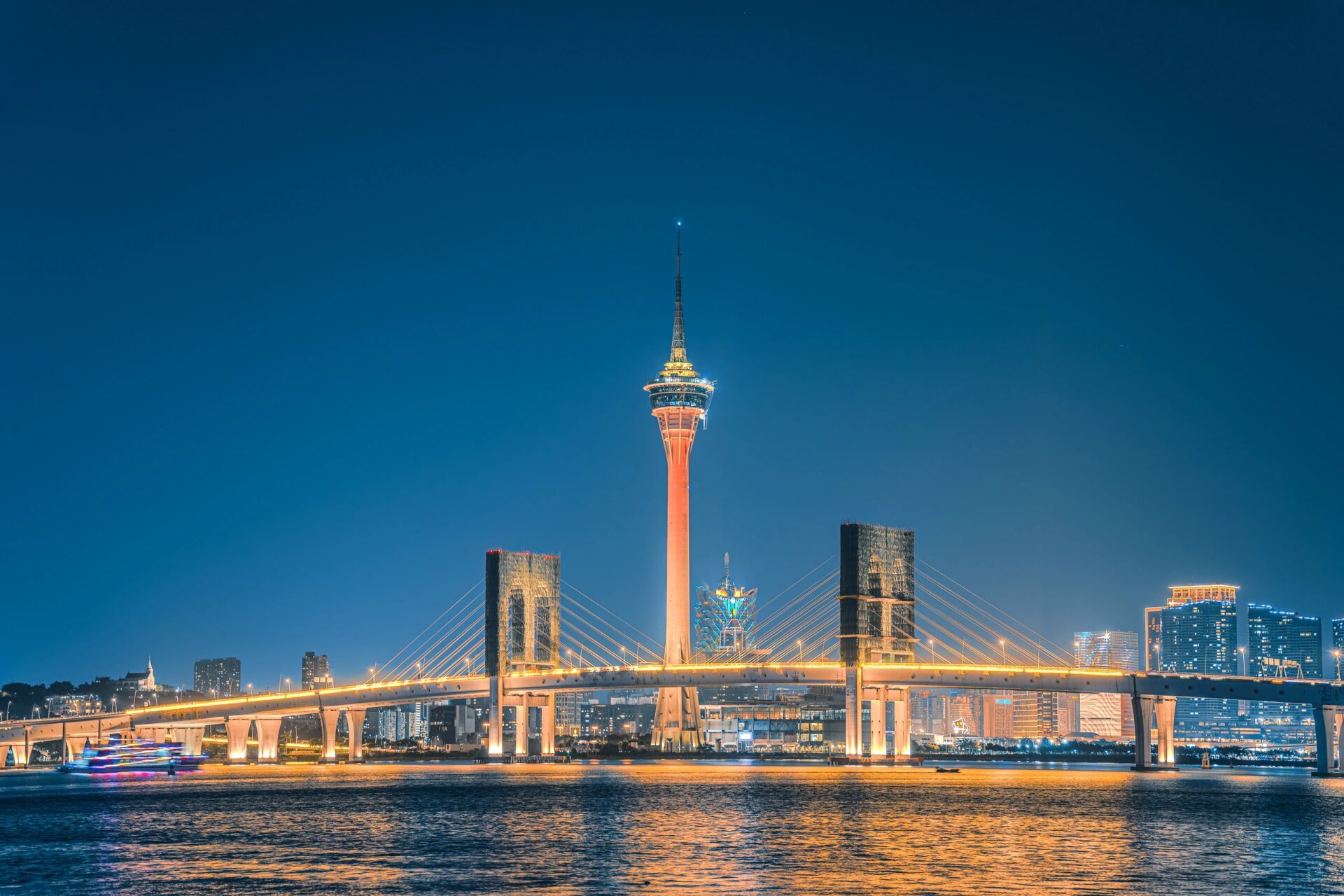 澳门塔的日与夜 机位在横琴ifc外面的大草坪,遗憾的是西湾大桥的桥塔