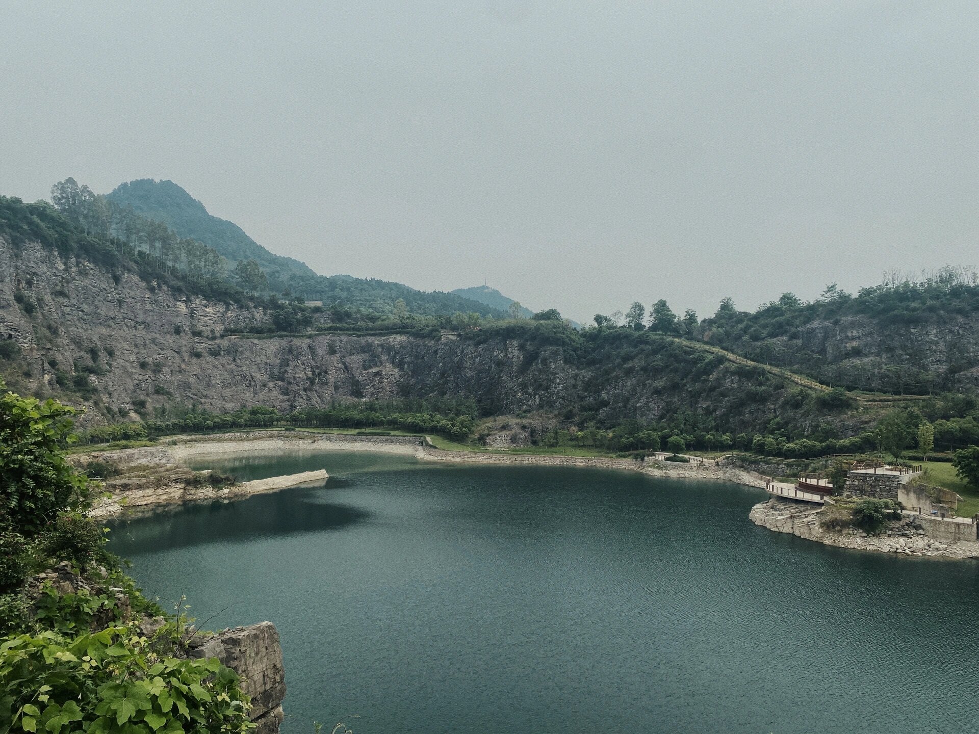 石船矿山公园  看见一棵巨大的杏子树 打造出来了适合爬爬山 看看矿坑