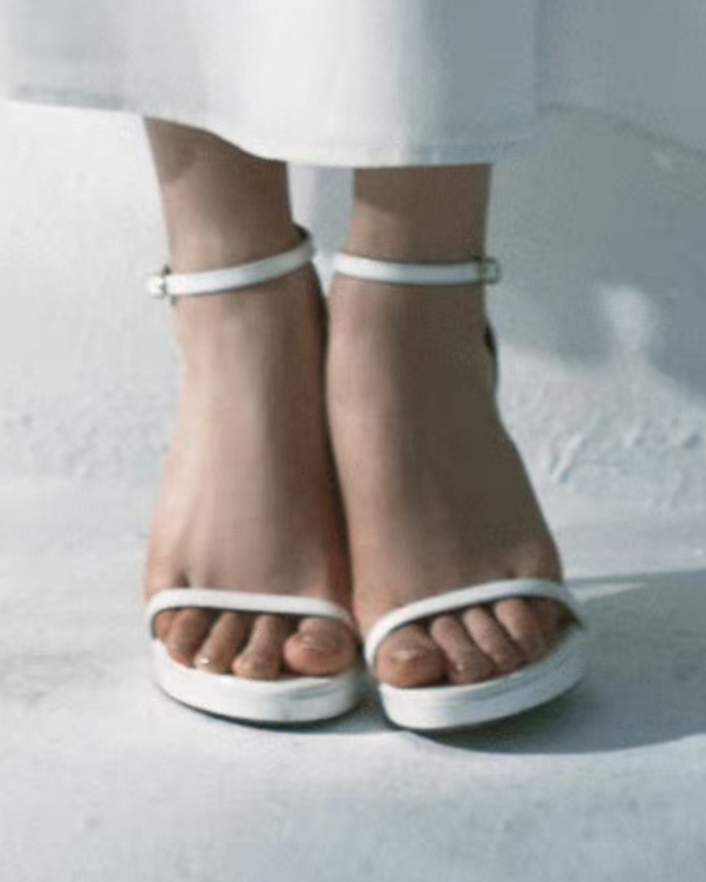 【赵今麦】90:白色一字带包后跟高跟凉鞋