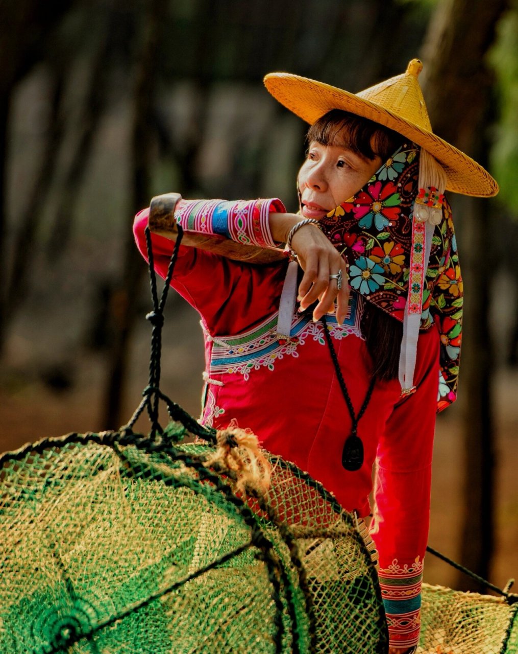 惠安女指是福建泉州惠安县惠东半岛海边的一群特殊的民间风情女怂