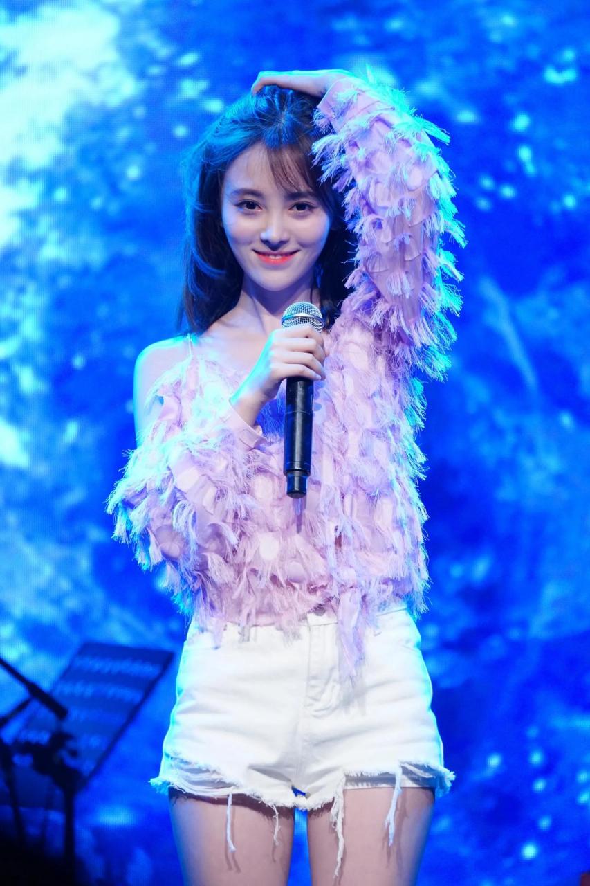 图片来自鞠婧祎2017年618《等不到你》生日会舞台造型,在上海举办