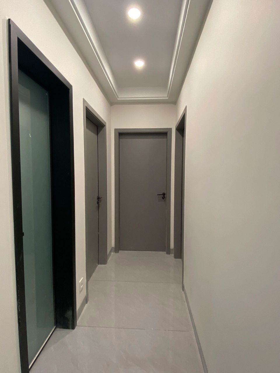 灰色门配杏子灰的墙 这个丑哭我的灰色门,做出来色