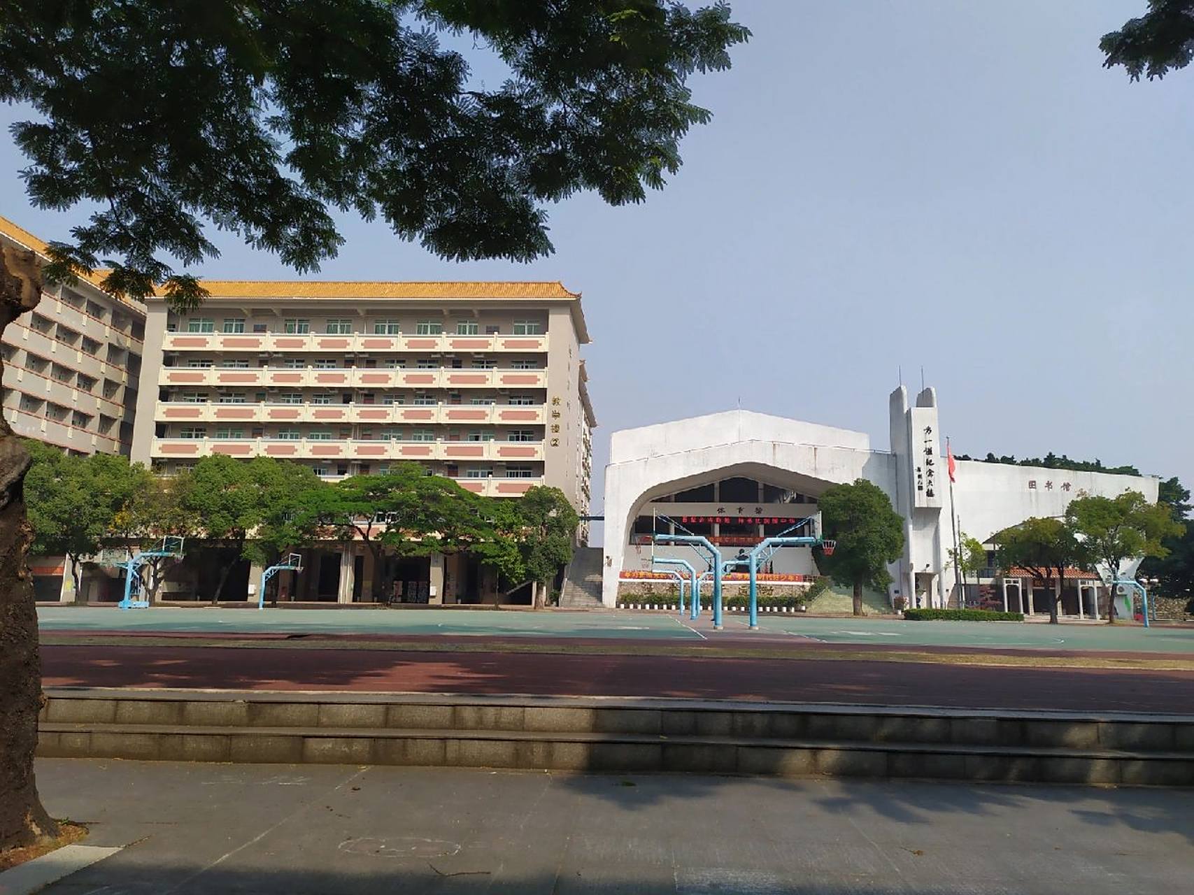 关于中山市龙山中学的你问我答  166本人是22届的毕业生,在龙山生活