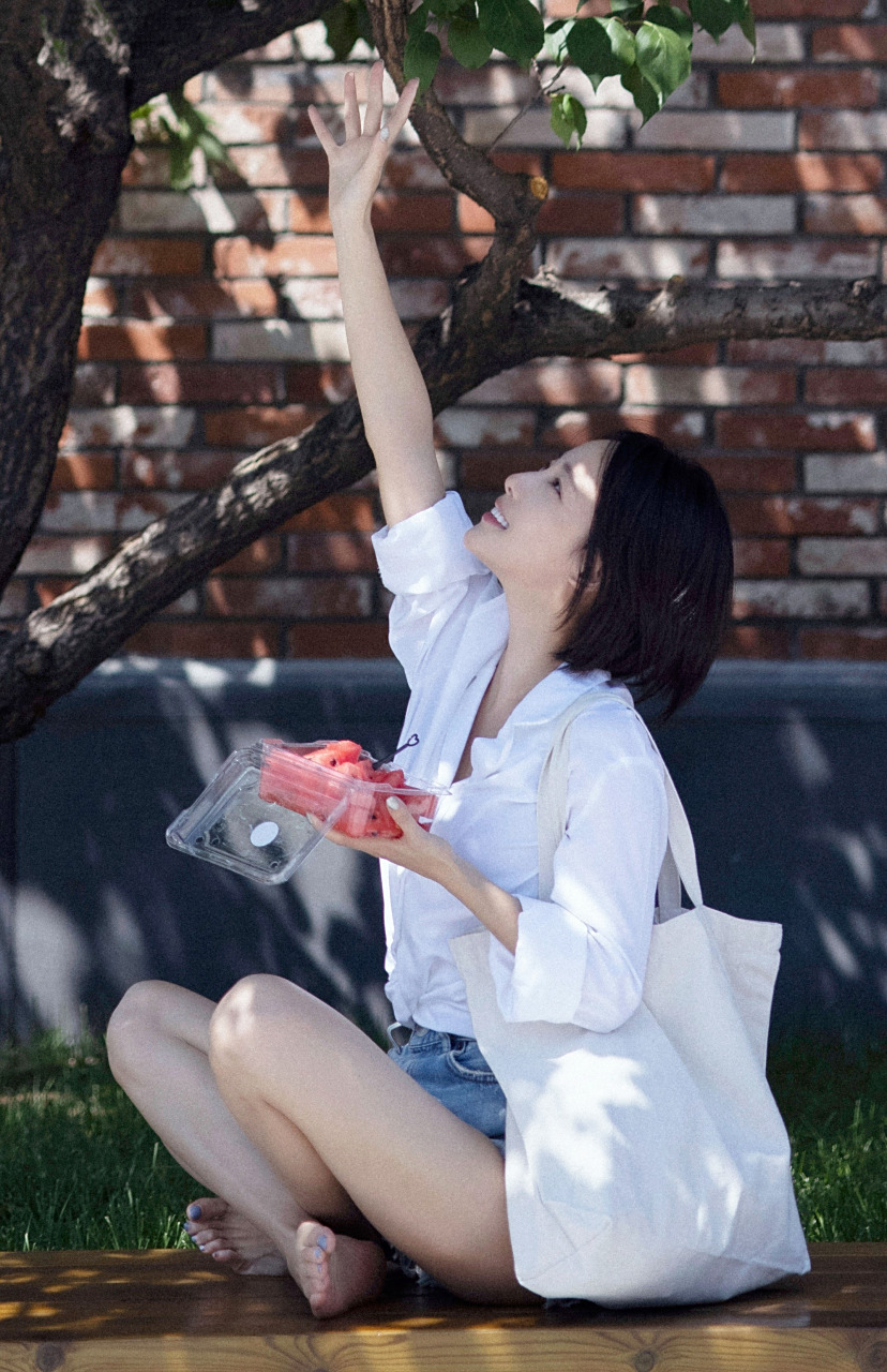 张嘉倪盘腿光着脚丫吃西瓜.