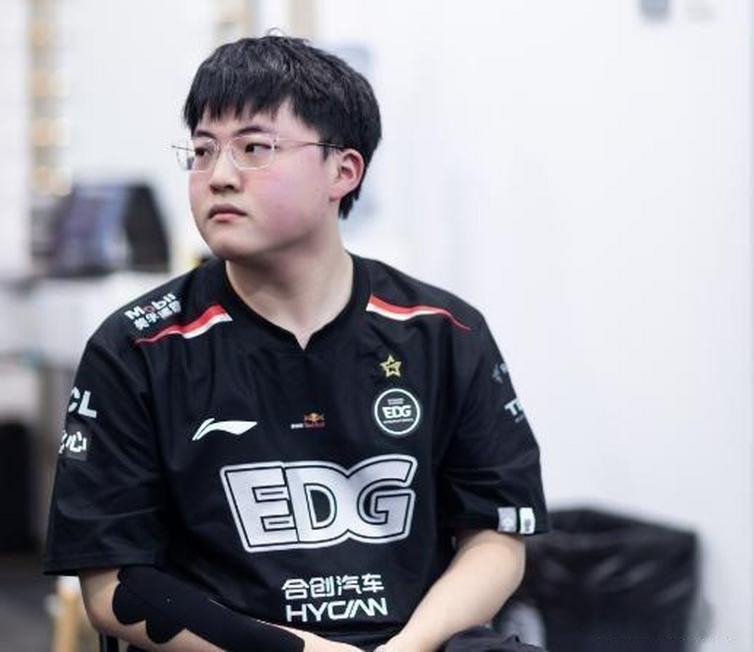 lol:无缘s13不叫事,uzi明年继续留队,edg围绕uzi重新组建阵容  uzi留