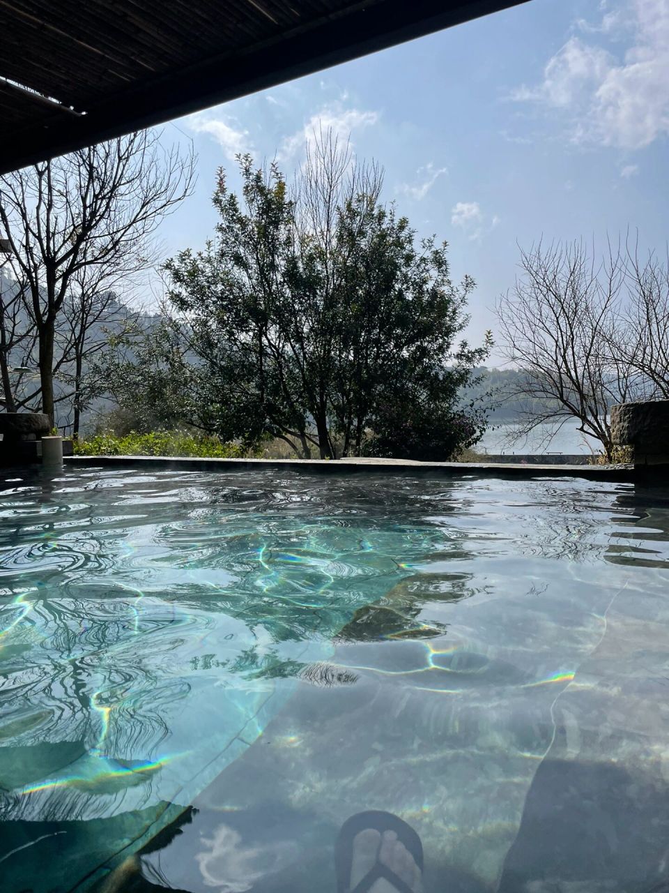 弥勒红河谷温泉 开车到红河谷码头,把车停在码头,然后打电话给酒店派