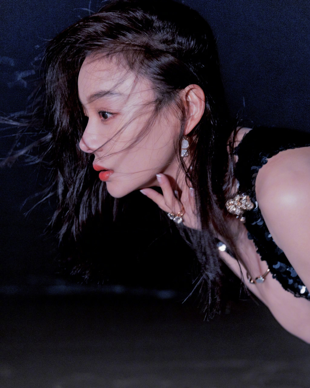 袁姗姗暮色大片,一袭黑色长裙,红唇长发,热烈迷人.