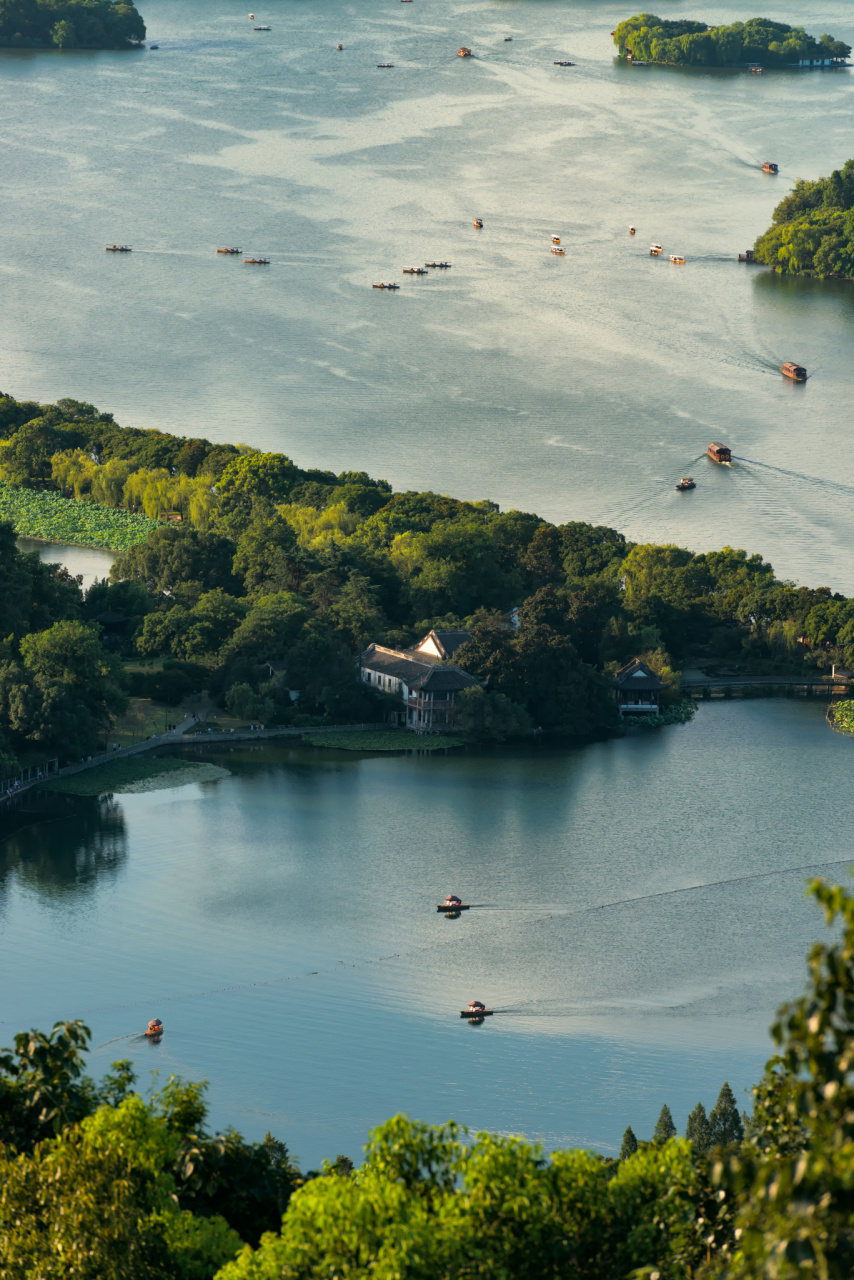 92#西湖航拍似绝美水墨画#湖面上,薄雾缭绕,仿佛给西湖披上了一层