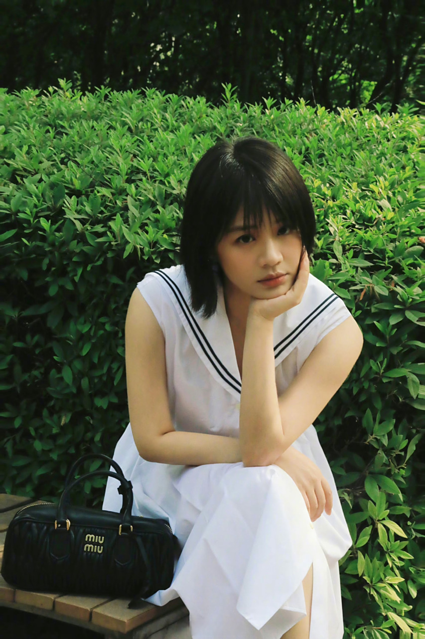 马思纯短发白裙造型# 马思纯和青春疼痛文学女主适配度也太高了!