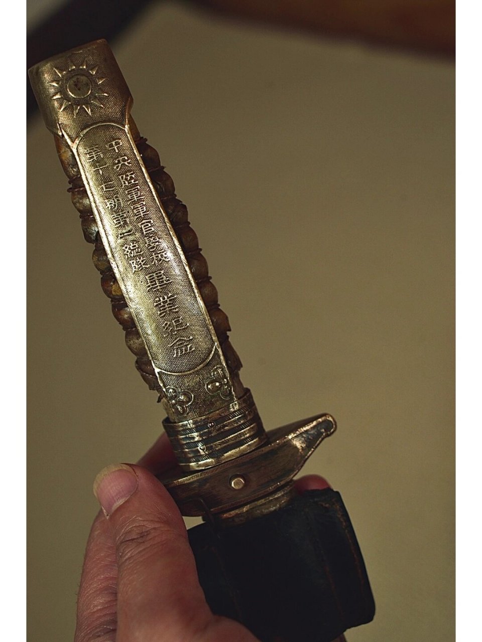 中正剑 黄埔十七期 十七期很特别,蒋某人用的授 而不是赠这支十七