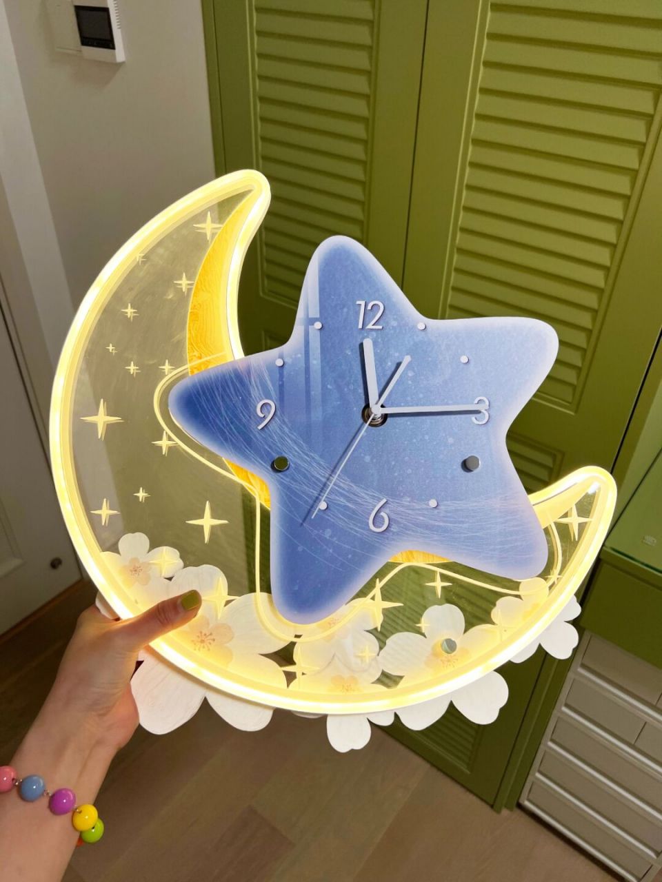 能看时间又能装饰墙面的挂钟,实物真的贼好看贼好看好,开灯后真的太