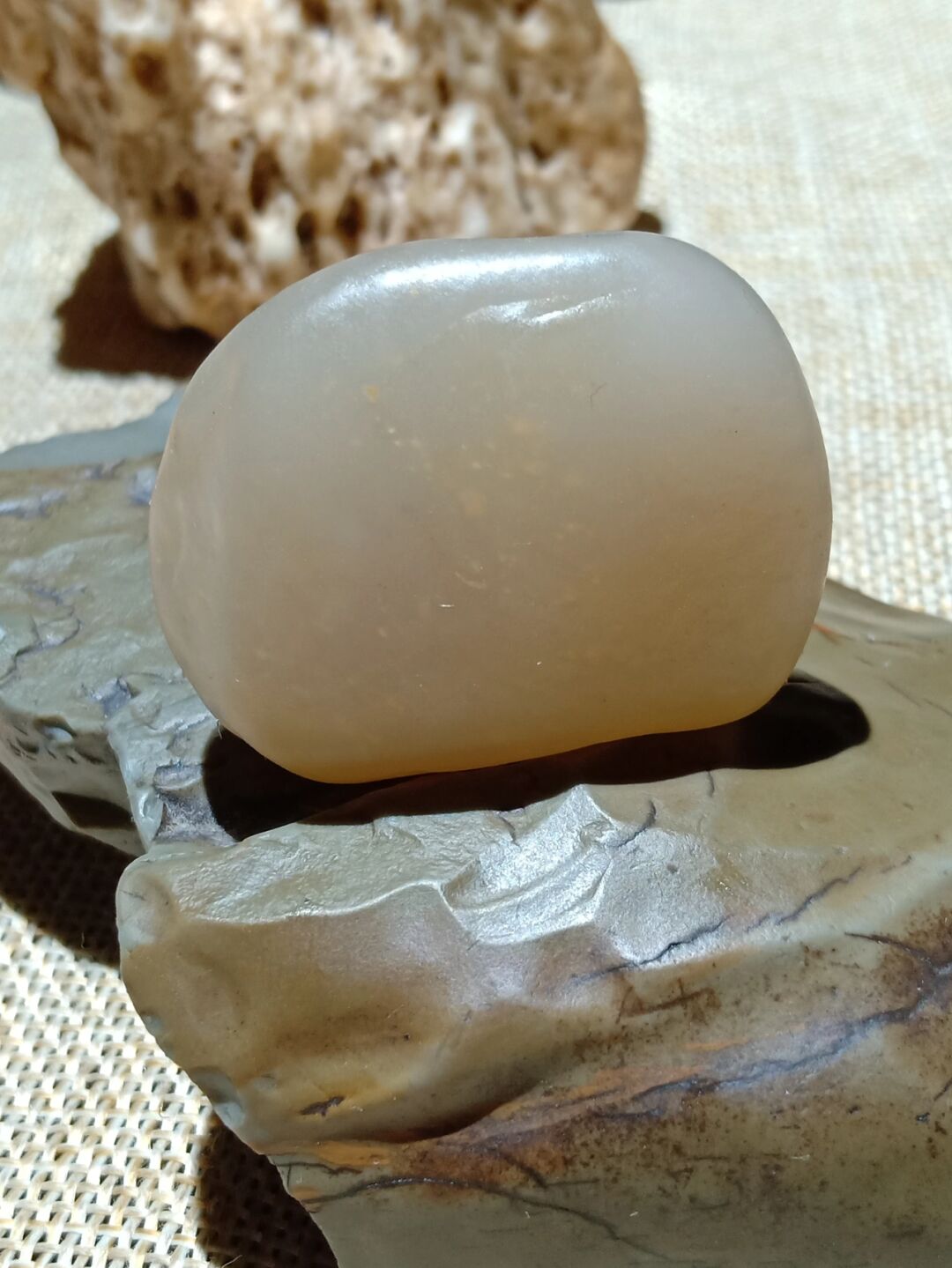 只要是戈壁滩上透光的石头,就是金丝玉