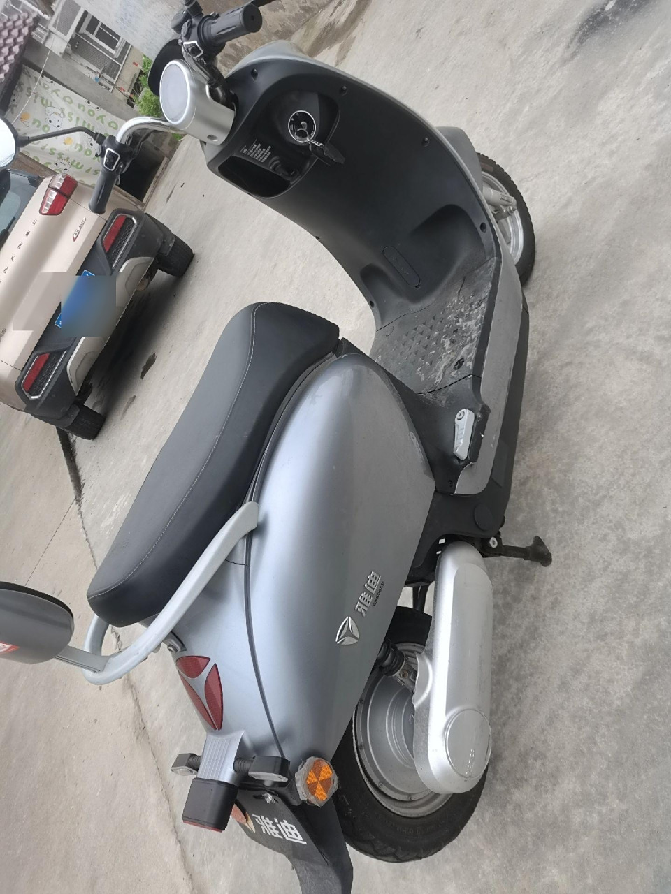 雅迪m6电动车买了一年多五块电池,电池换了一个月能跑五十公里现在