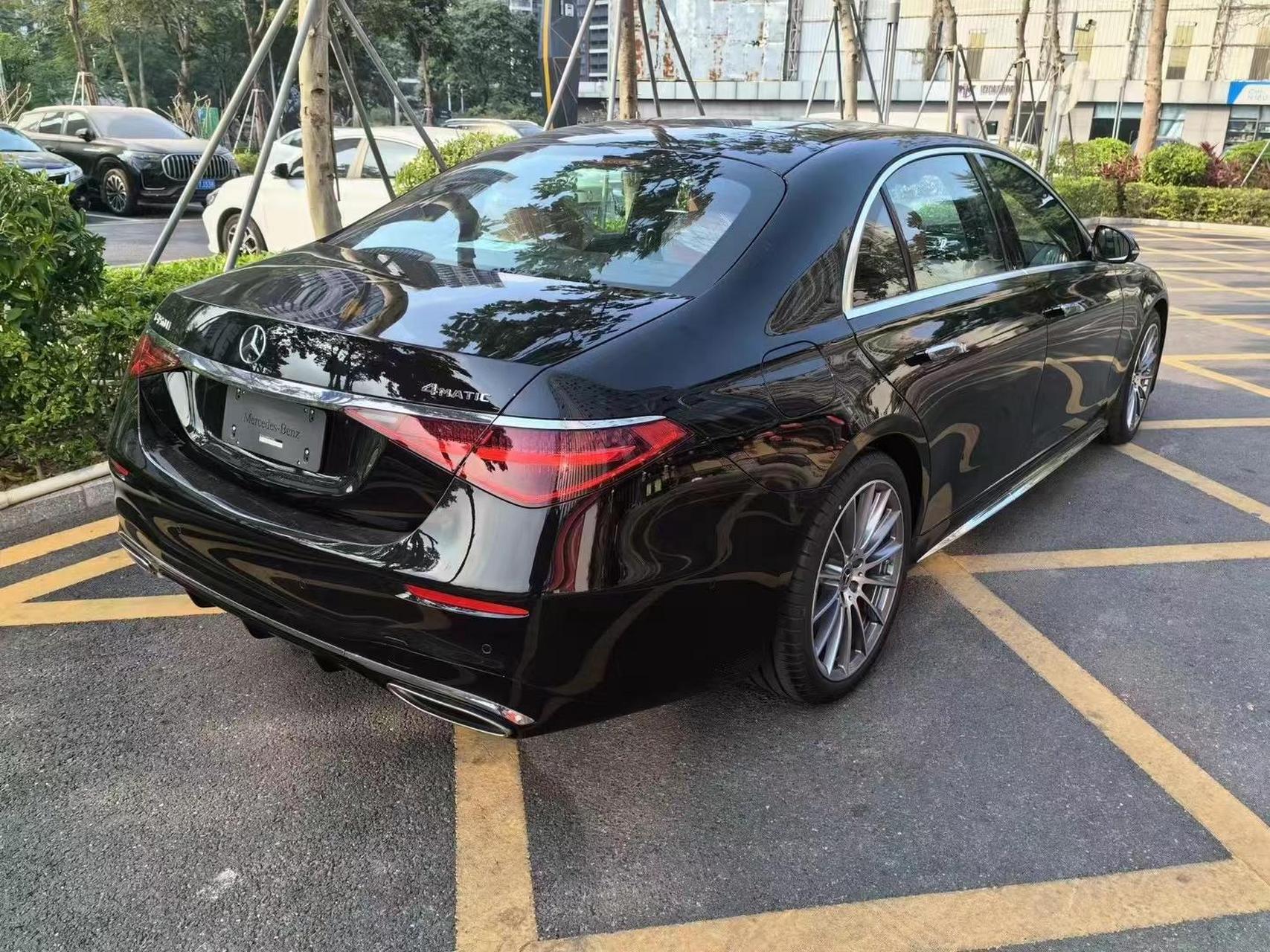 最新款.2024款 奔驰s450  四驱  黑橙配色.100公里,2024年1月上牌