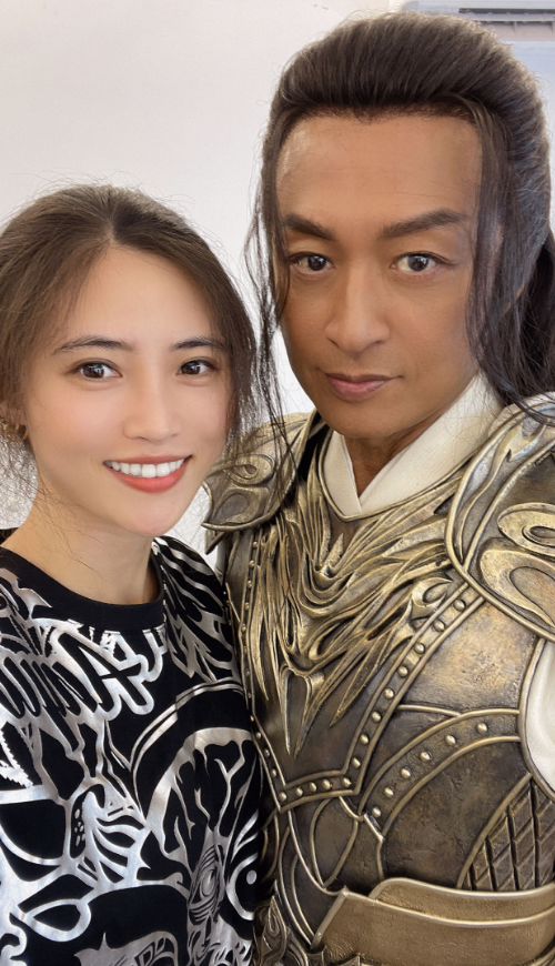 女友也是元气满满,少女感十足,看起来比马景涛的17岁