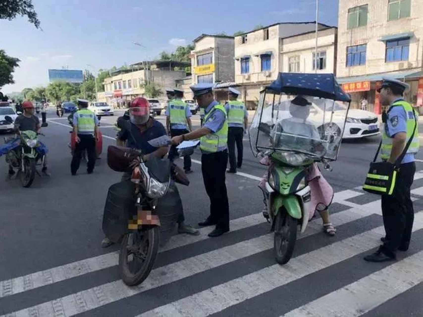 广东广州,一男子的电动车被交警强扣了.