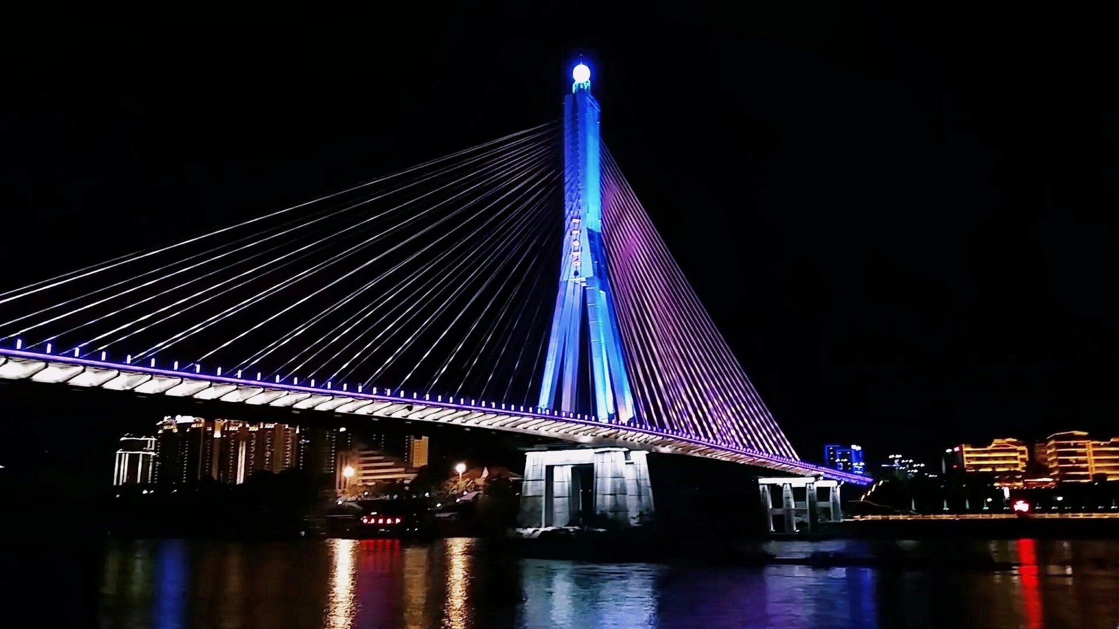 景洪市澜沧江大桥 远眺夜色中的景洪市内的西双版纳大桥,作为景洪市
