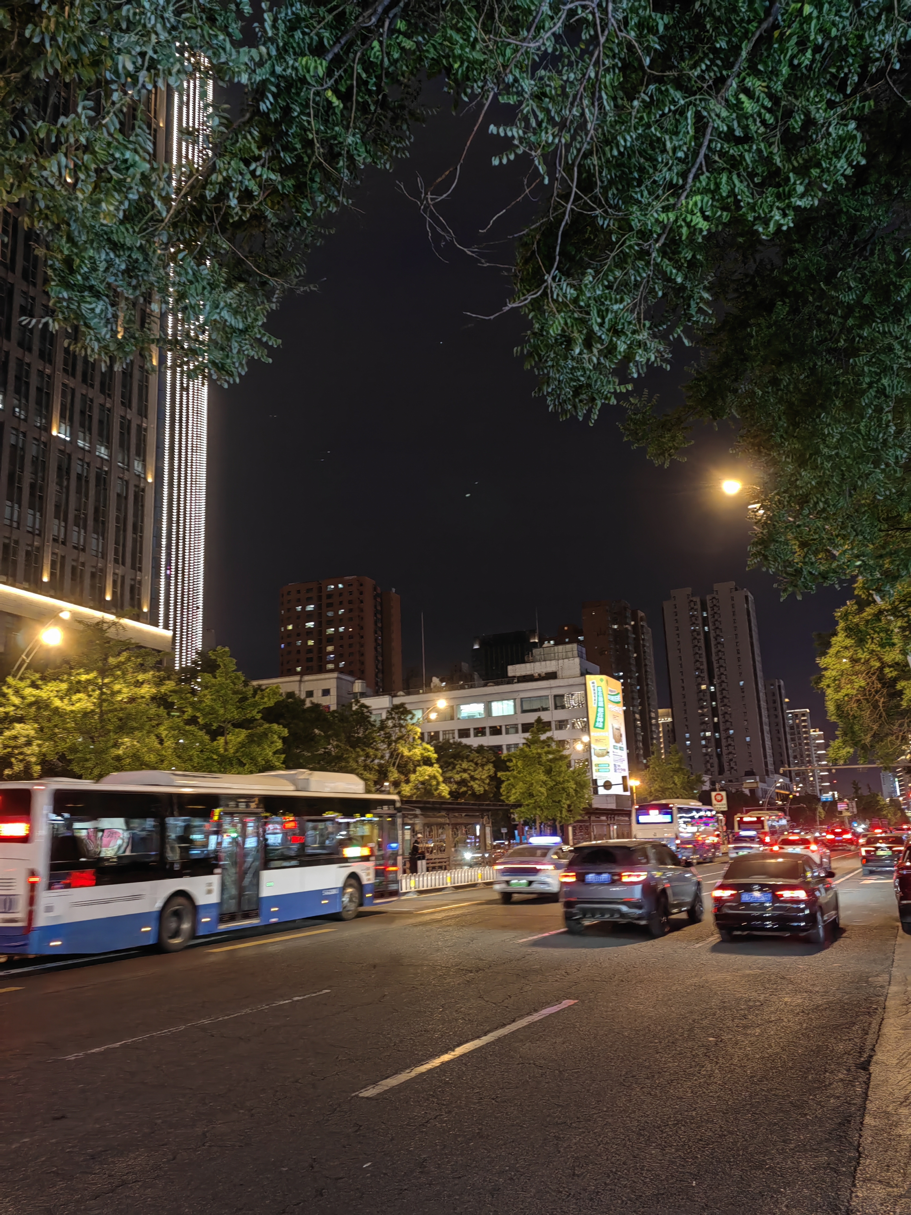 夜晚的太原街道