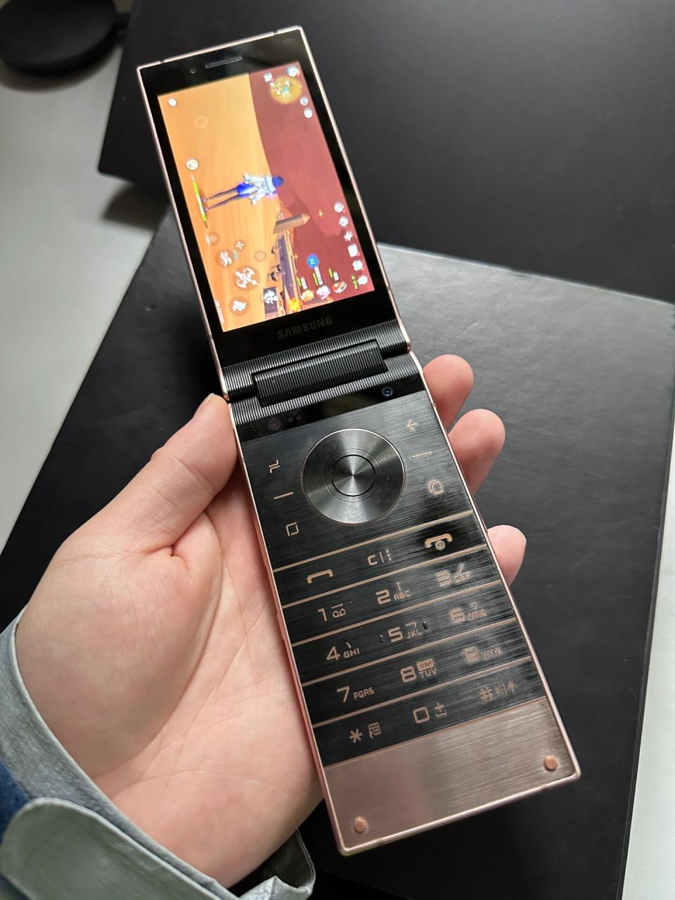 三星w2019 三星心系天下w2019使用翻盖设计,手机品质感十足.