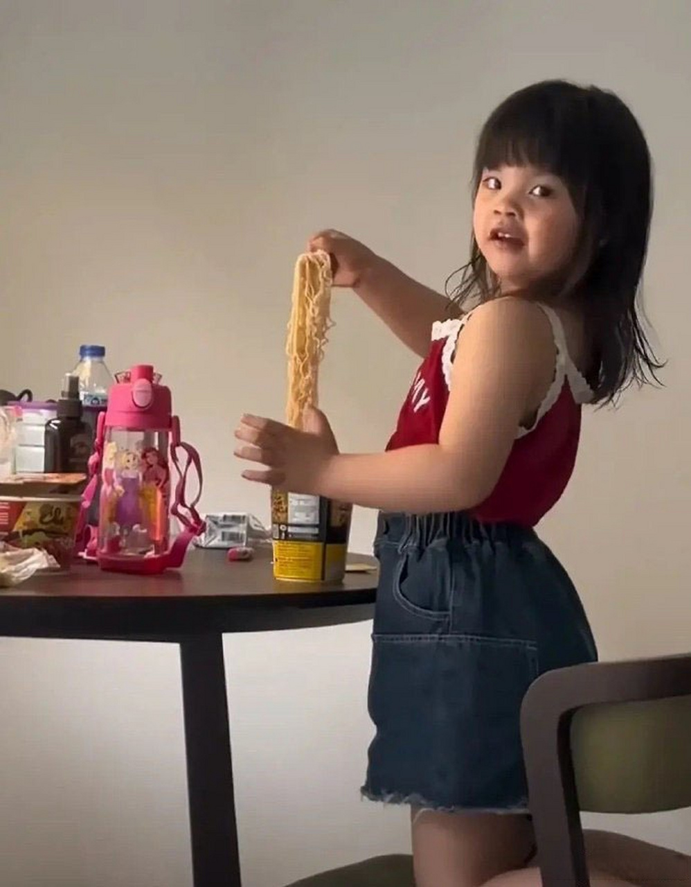 韩安冉给女儿吃泡面,4岁小猪妹长胖了不少,小姑娘肉嘟嘟的样子有点呆