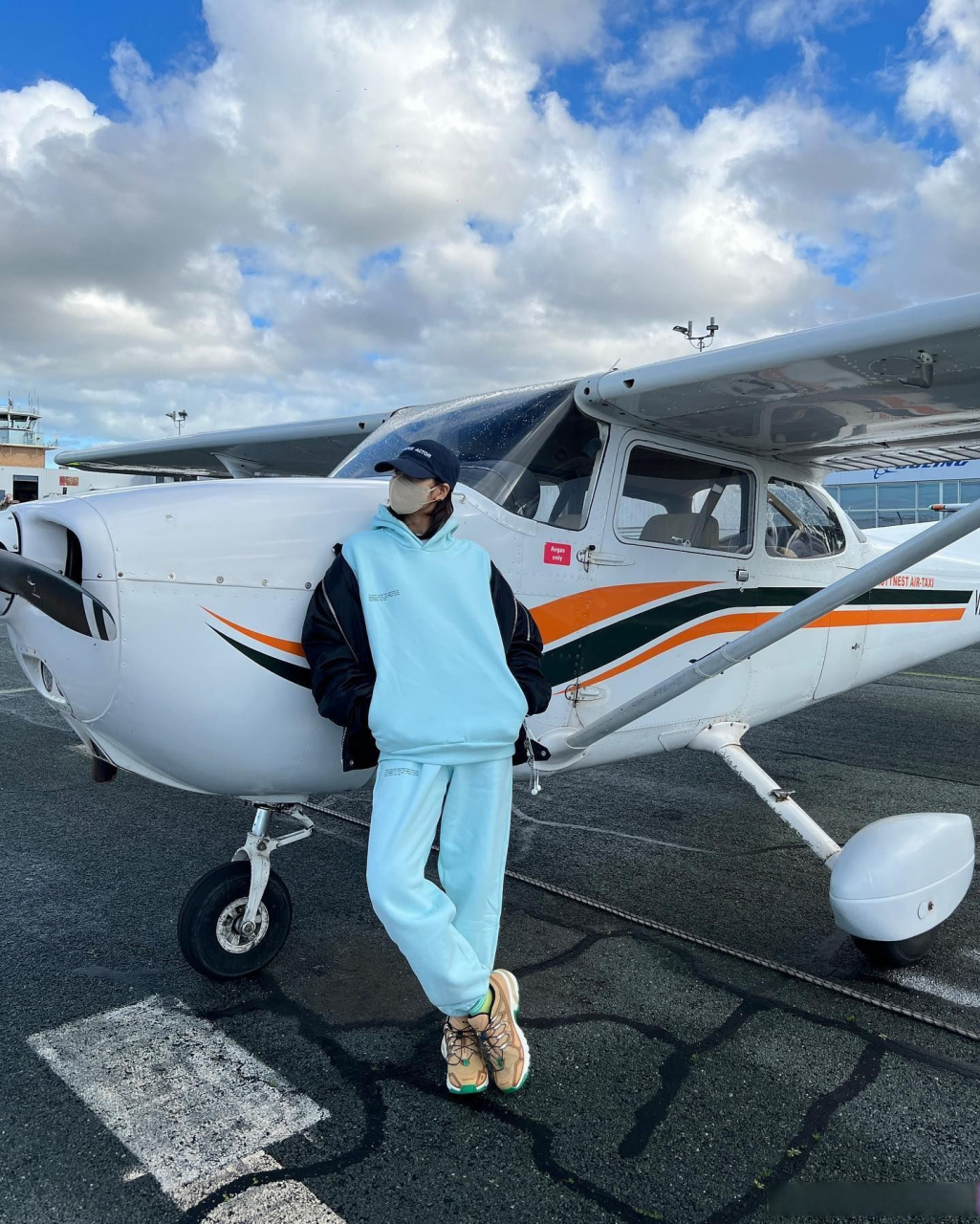 近日lisa乘坐个人小型私人飞机飞往澳大利亚,见到了自己一直想见和想