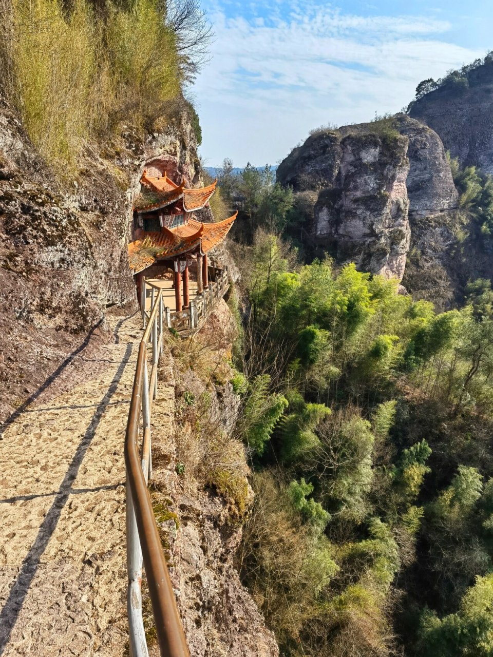 被低估的丹霞地貌小众景点|新昌穿岩十九峰 说起丹霞地貌,宁波颇有