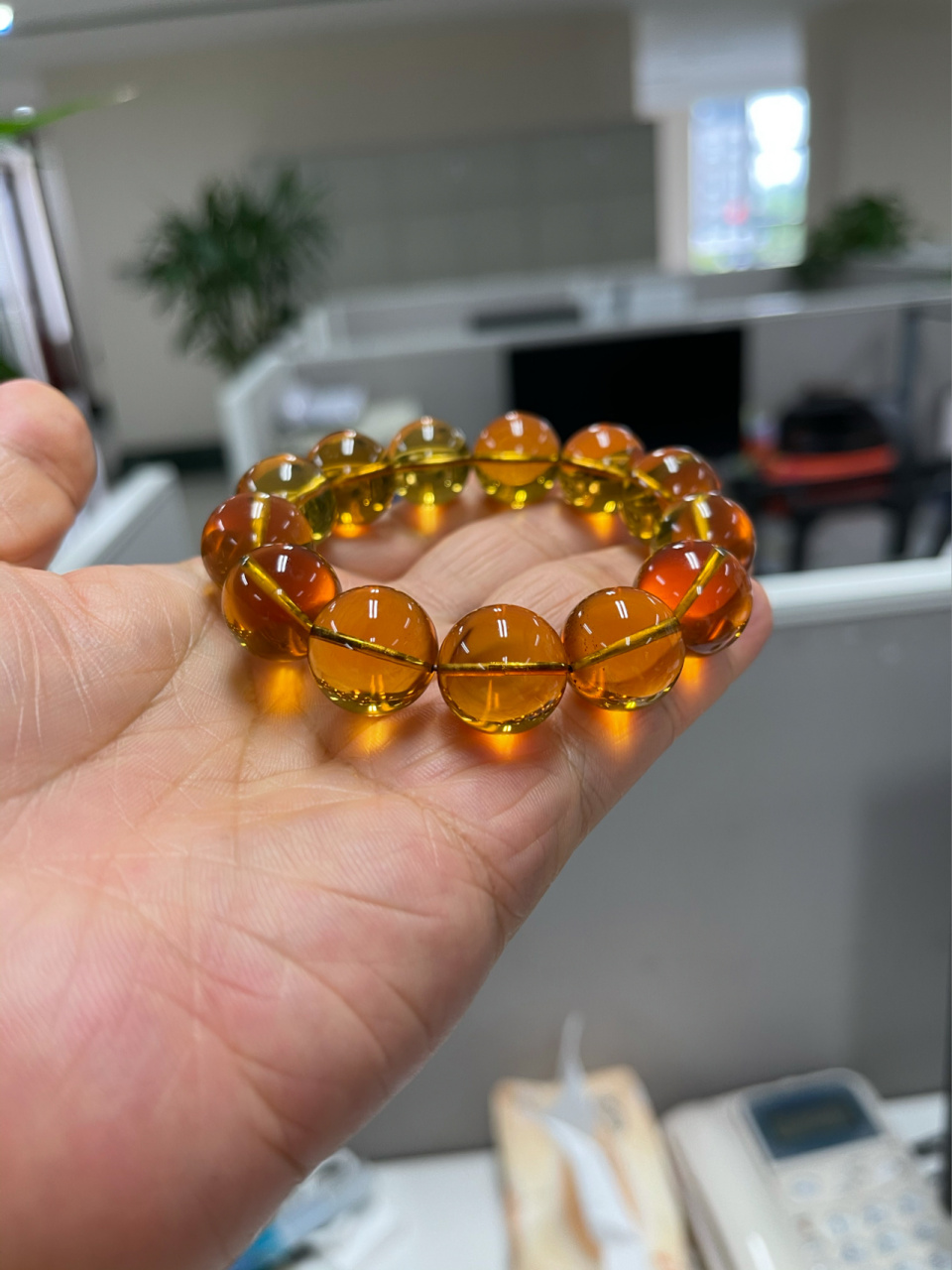 这个蓝珀15mm 珠子挺大的 而且很透很亮 杂质很少 1500元一串 自己