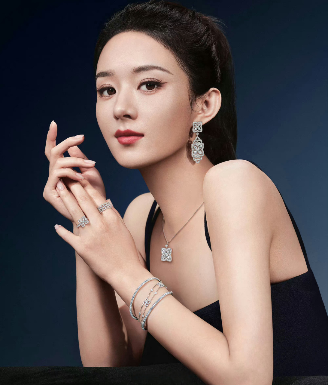 宝格丽看起来比戴比尔斯更会选代言人,珠宝质感一下就上去了,赵丽颖还