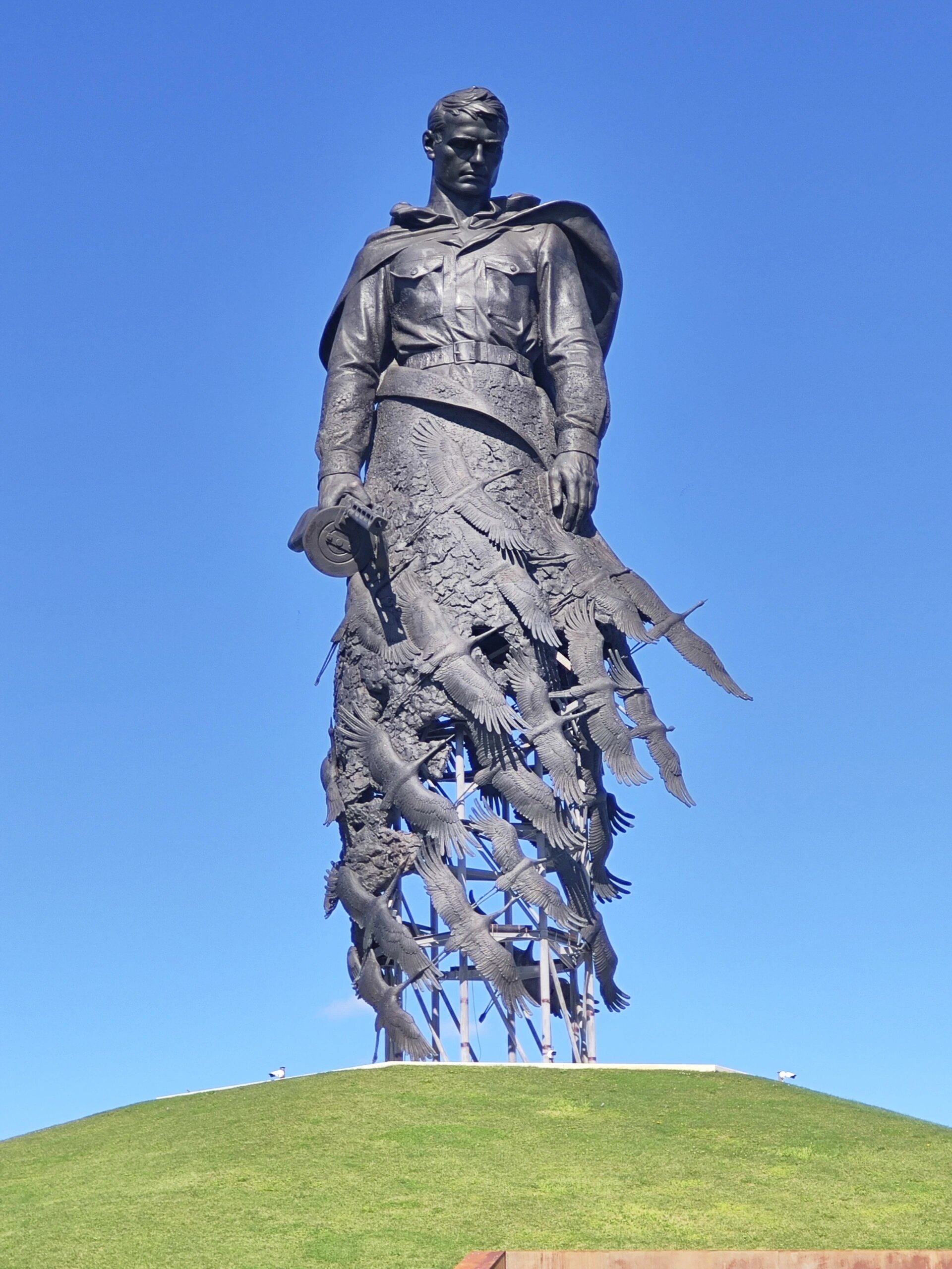 英雄永垂不朽 勒热夫纪念碑.