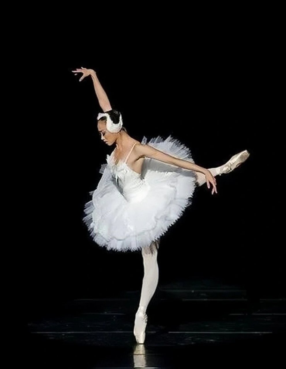 巴特芒battement 腿部动作的总称 巴特芒汤纠 battement tendu 擦地