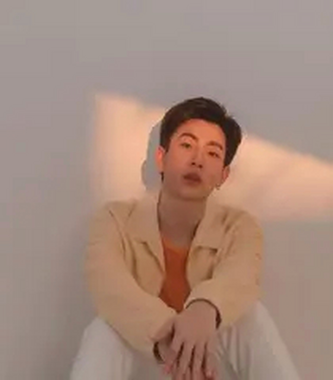 泰星off关钟鹏确诊,泰国gmmtv官方发文,称公司旗下男演员off jumpol