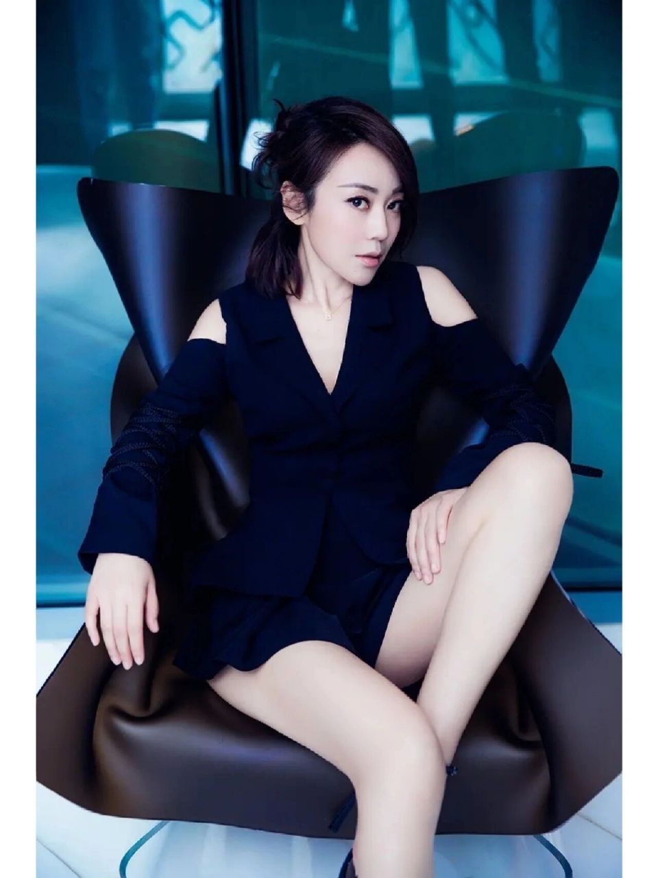 闫妮也太性感了,一双大长腿白又直,真美啊