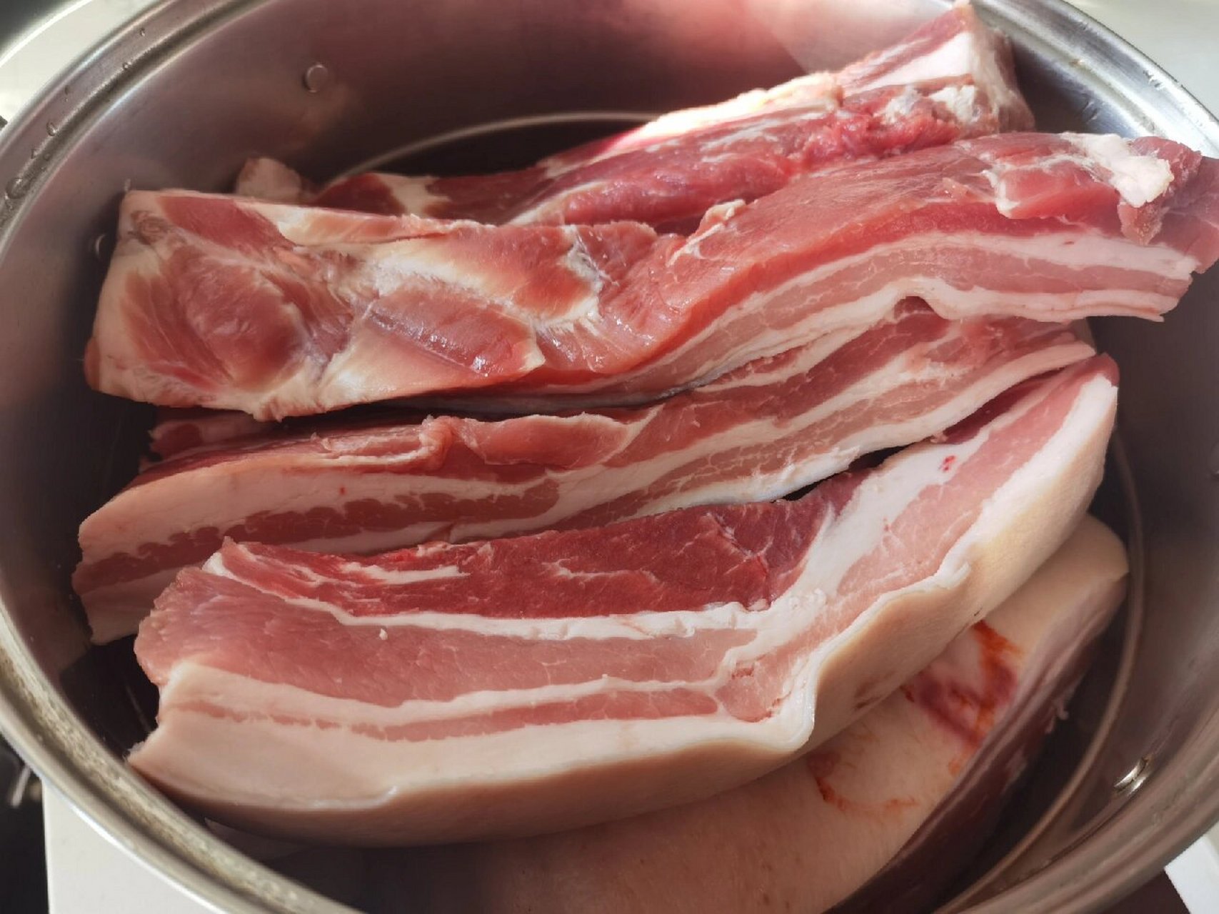 温哥华自制烟熏湖南腊肉 材料:猪肉10斤,花椒50克,二锅头100毫升,盐