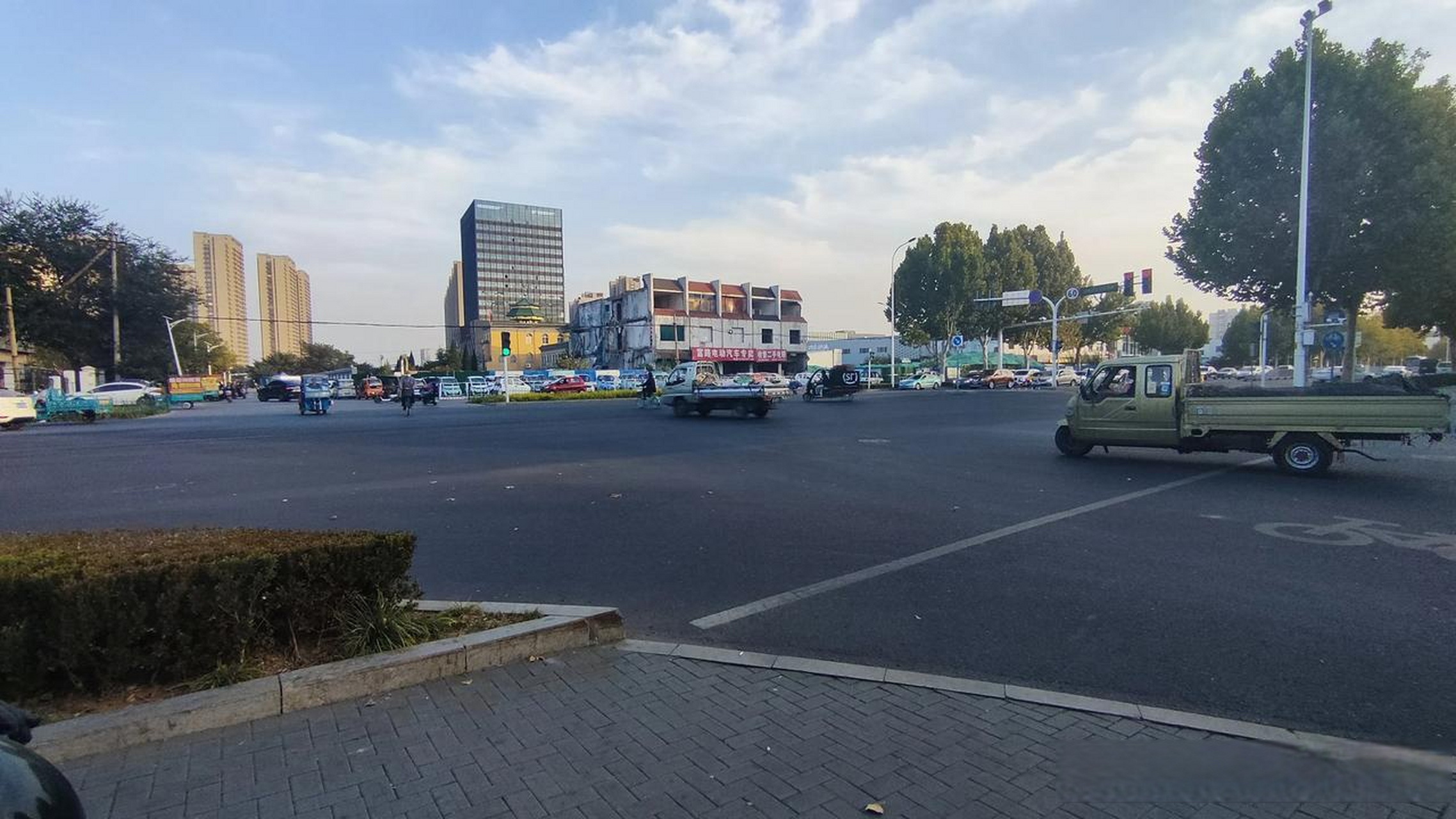 淄博柳泉路跟王舍路路口,如果说能够往东继续延伸的话,那真的就把整个