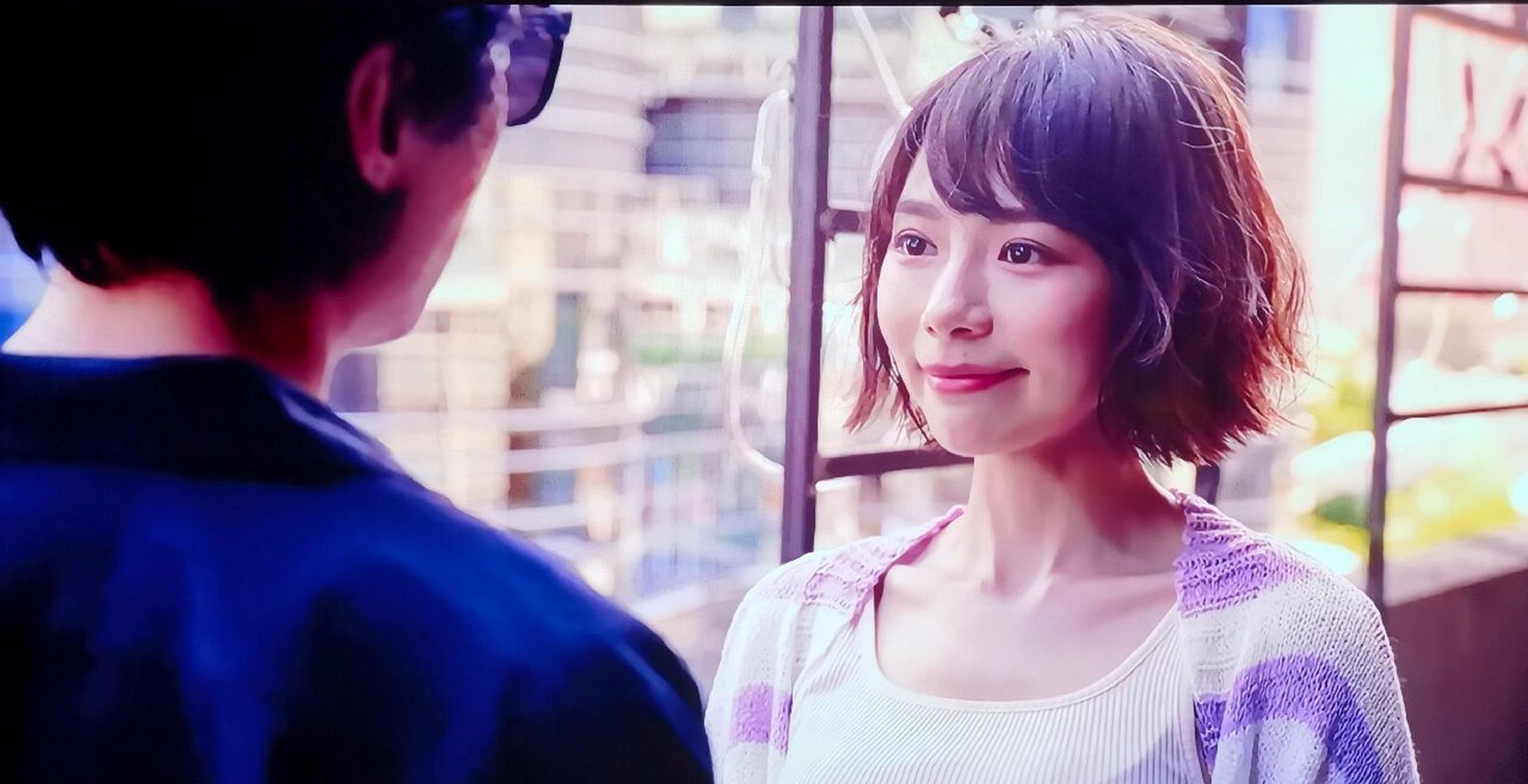 的世界 喵喵兴高采烈的打开盒子,满心期待的替子华神把色盲眼镜戴上