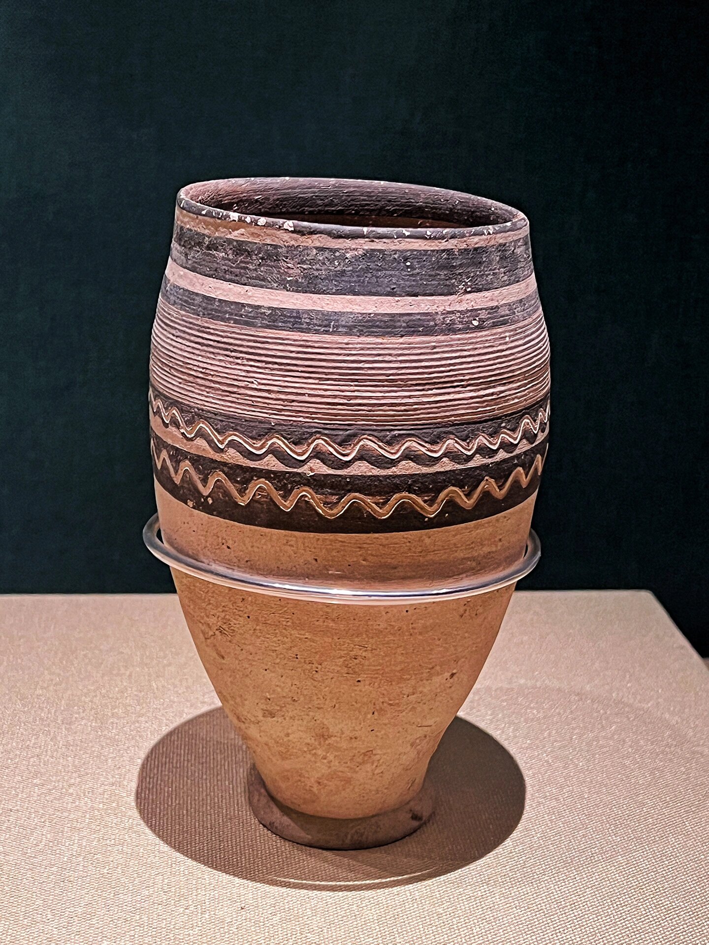 绘画素材1000更392: 博物馆里的古代陶罐