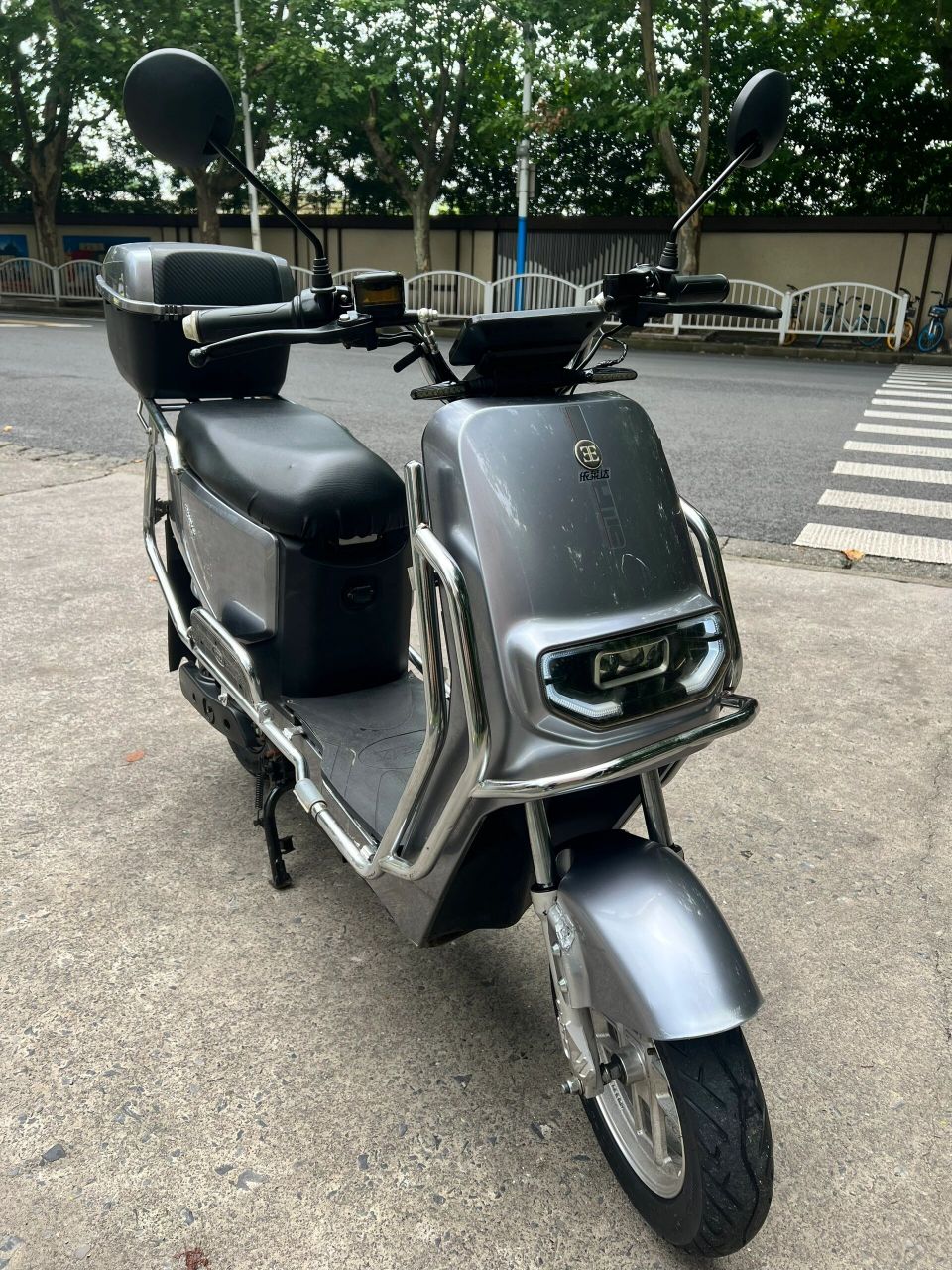 依莱达f6款电动车  成色如图,精品车况,配60付铅酸电池,前后都是碟刹